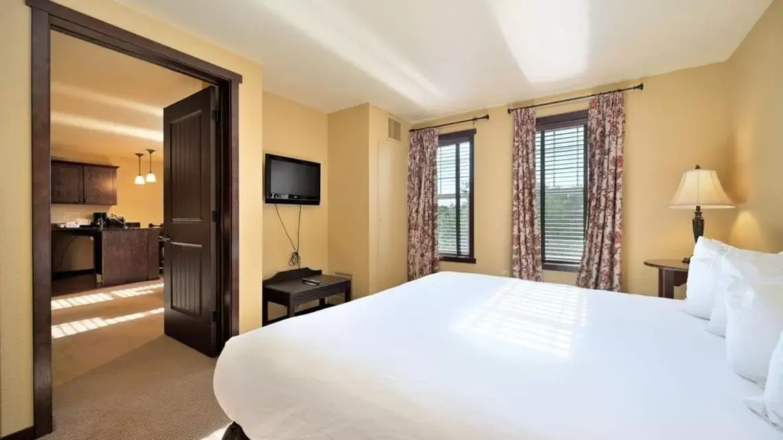 King Suite in Chase On The Lake King Suite in Chase On The Lake