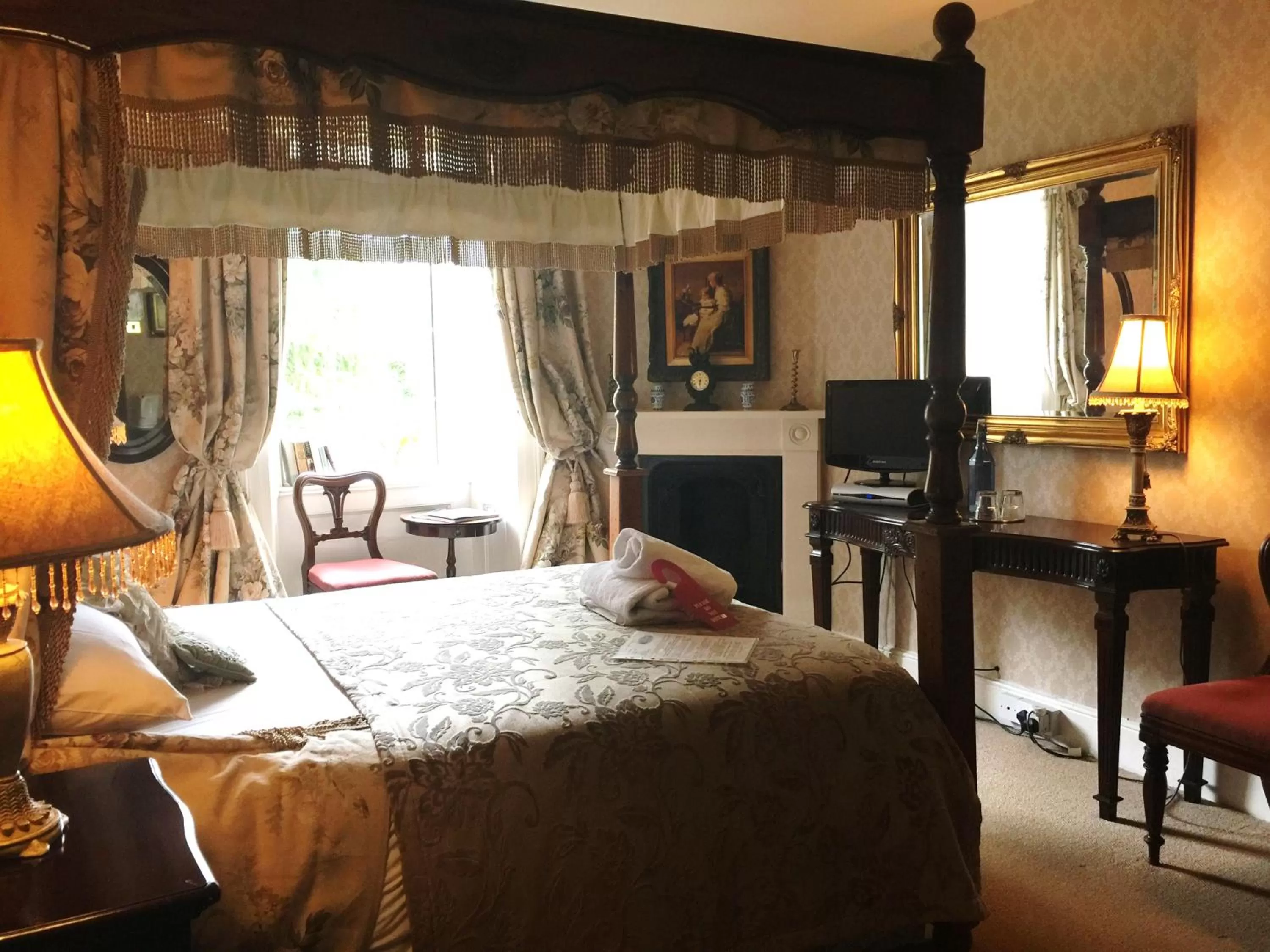 Photo of the whole room, Bed in Glyn Isa Country House B&B and self catering Lodge