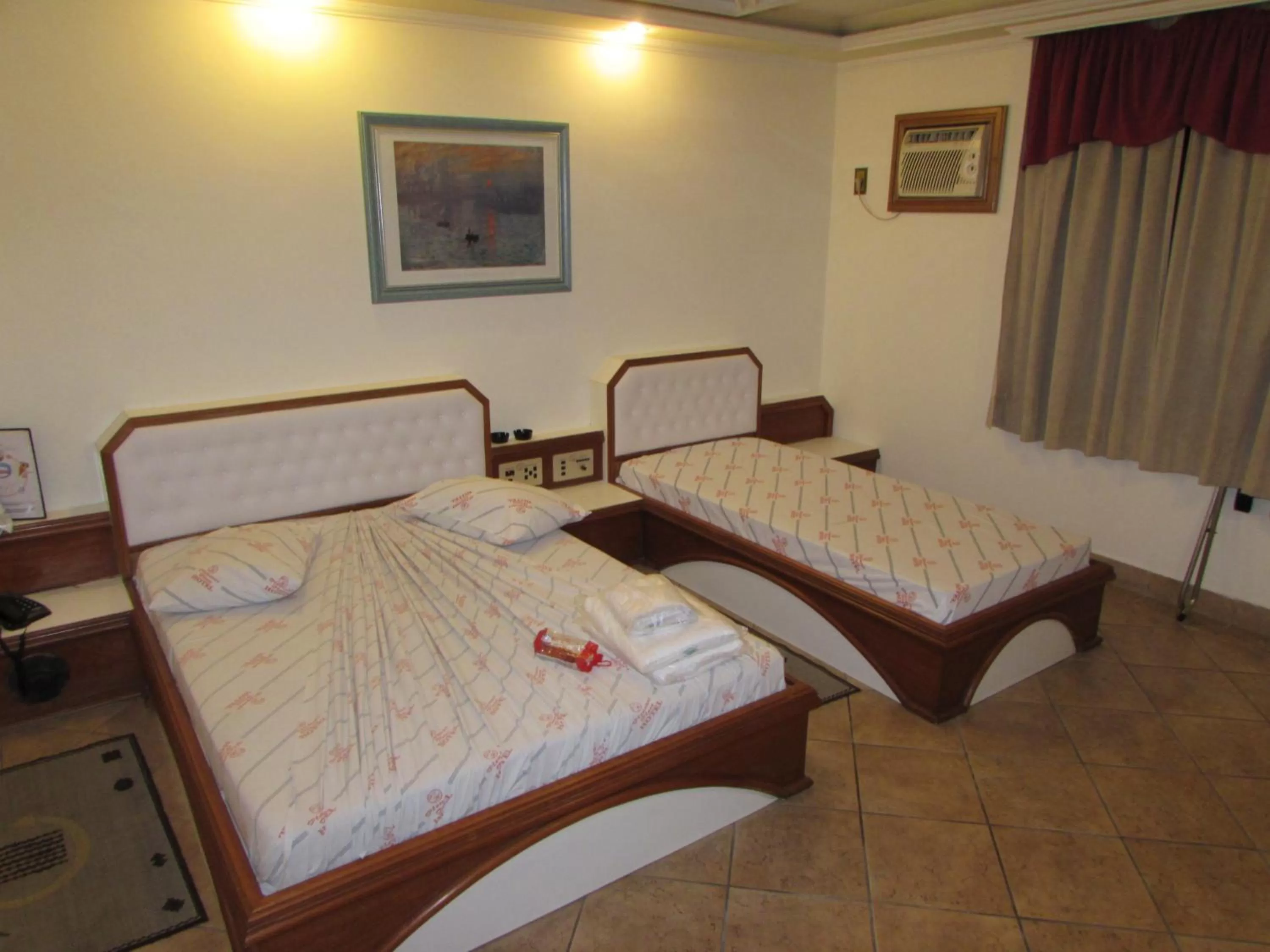 Bedroom, Bed in Pleasant Place Hotel