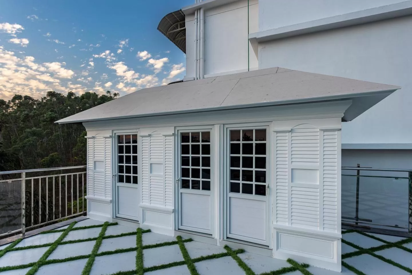 Swimming pool, Property Building in HOTEL WHITE HOUSE, Munnar