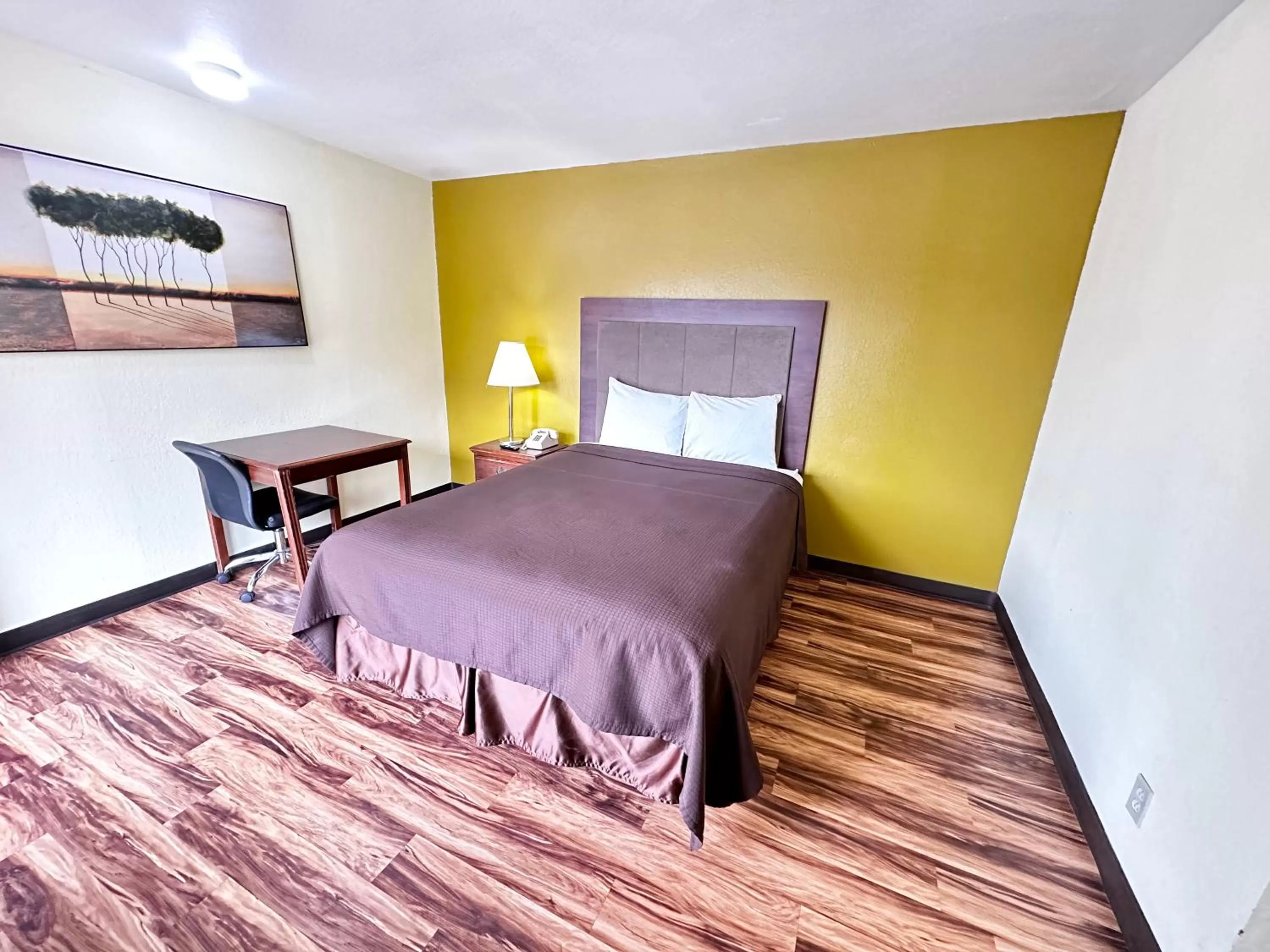 Shower, Bed in Regency Inn Iola