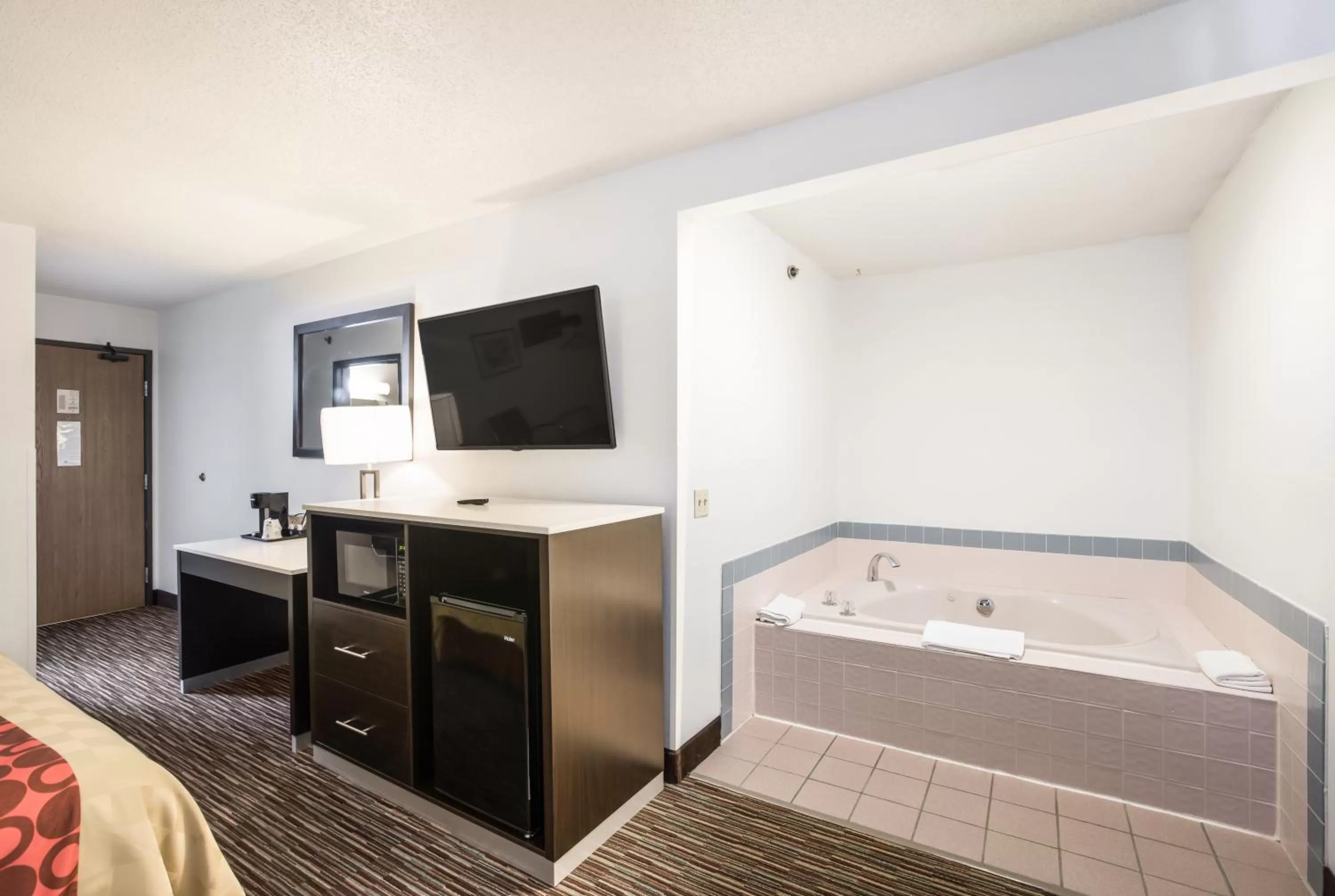 TV and multimedia, Bed in Americas Best Value Inn Charlotte