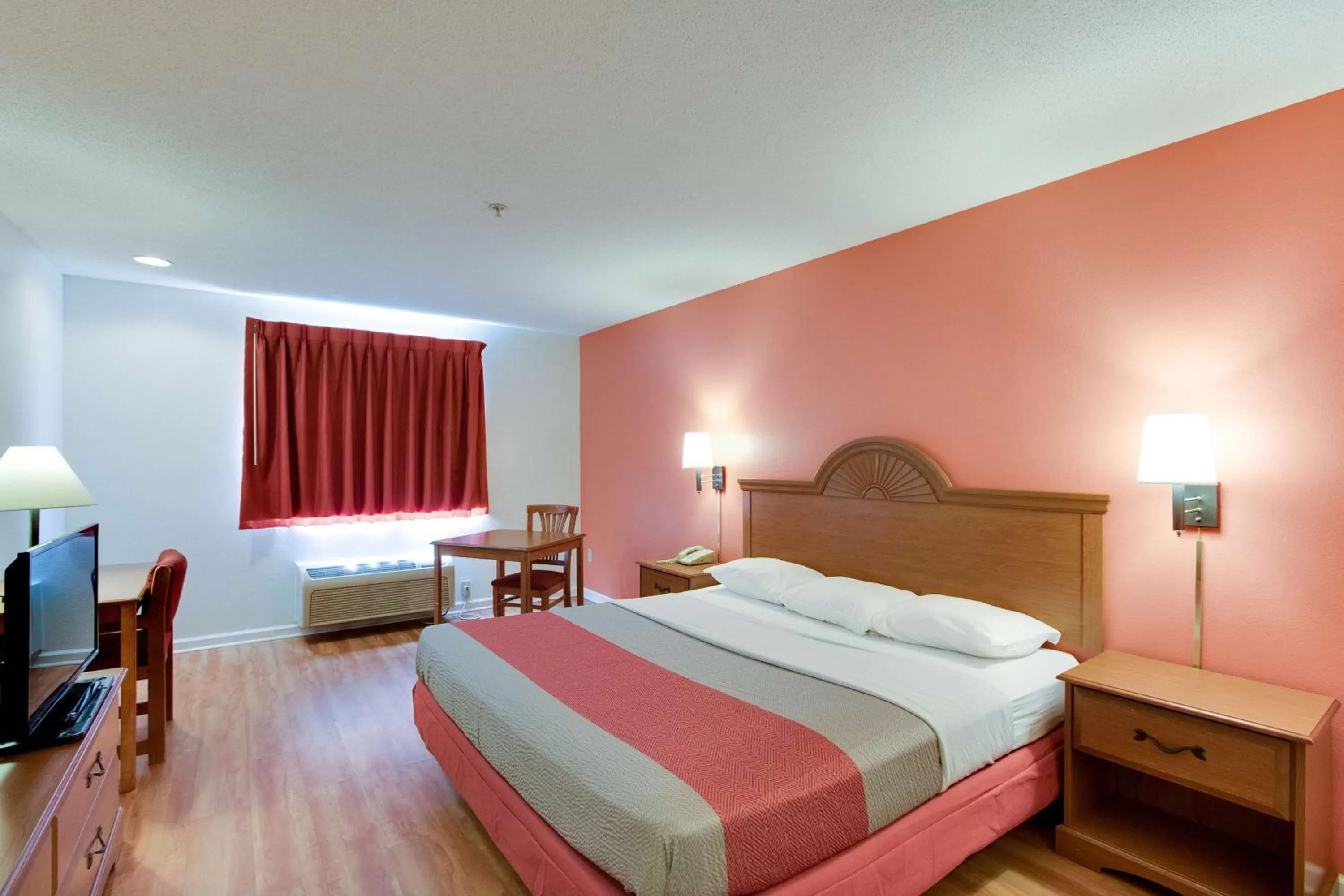 TV and multimedia, Bed in Motel 6-Hinesville, GA