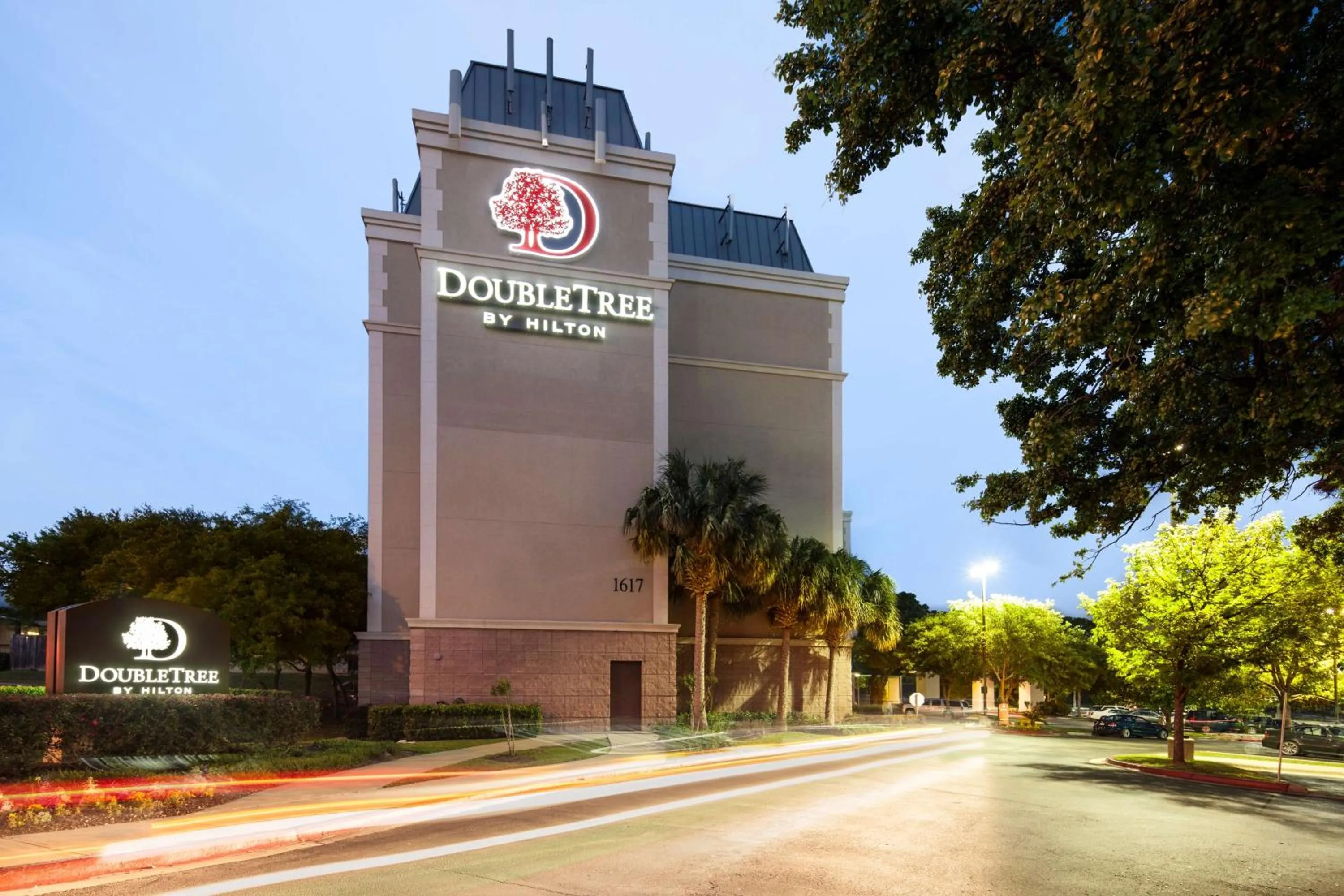 Property building in DoubleTree by Hilton Austin-University Area