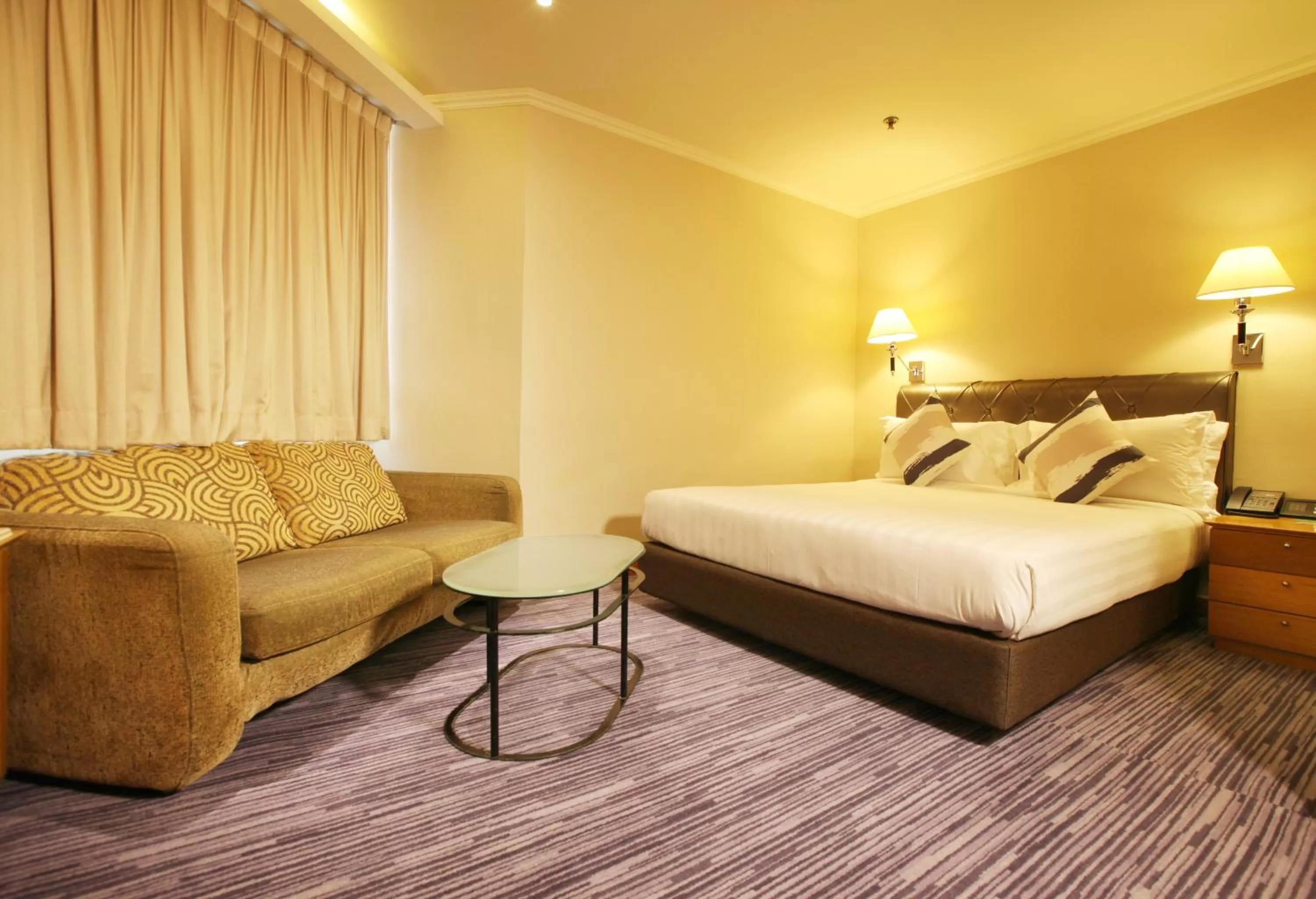 Photo of the whole room, Bed in The Kimberley Hotel