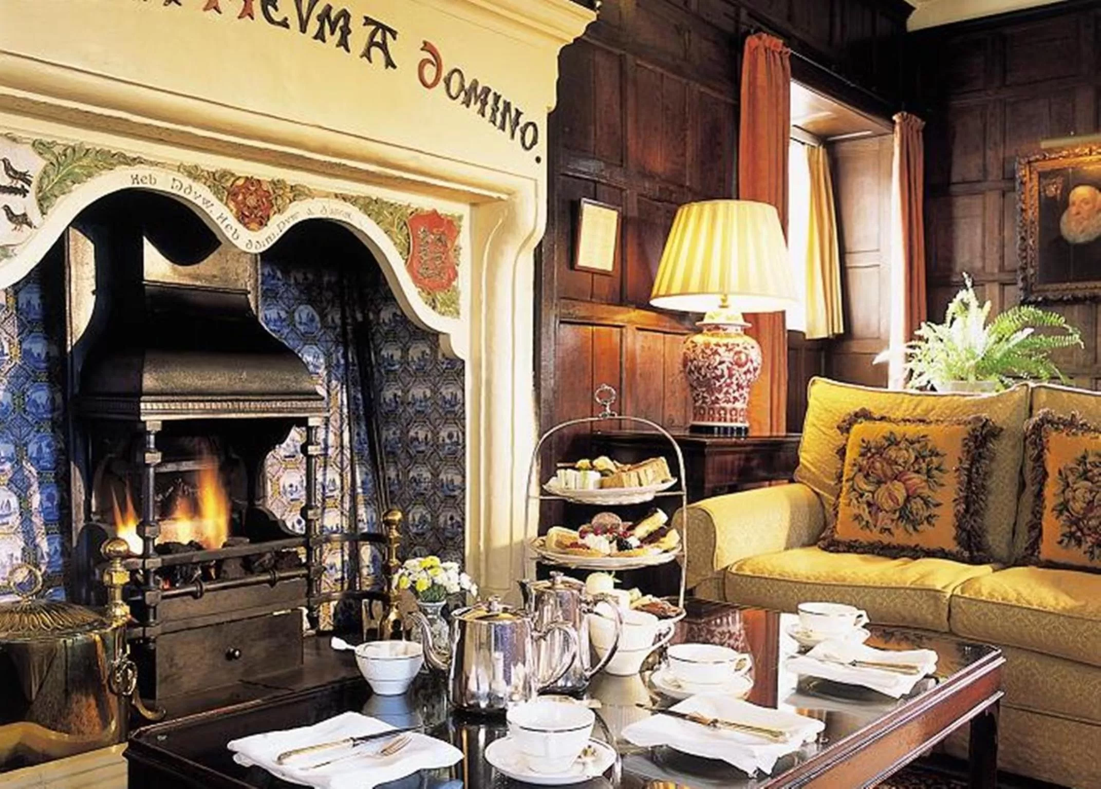 Lounge or bar in Bodysgallen Hall and Spa