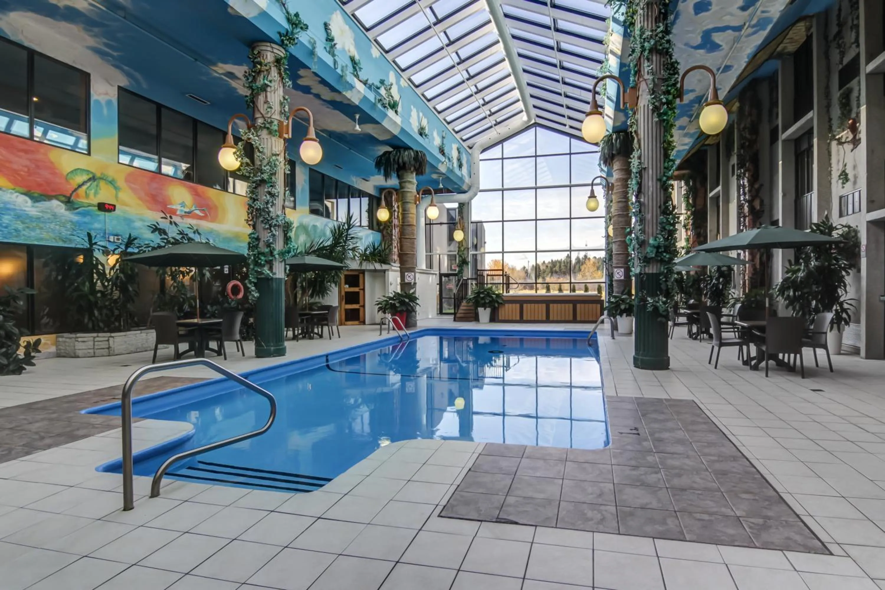 Swimming pool in La Saguenéenne - Hôtel et Centre de Congrès
