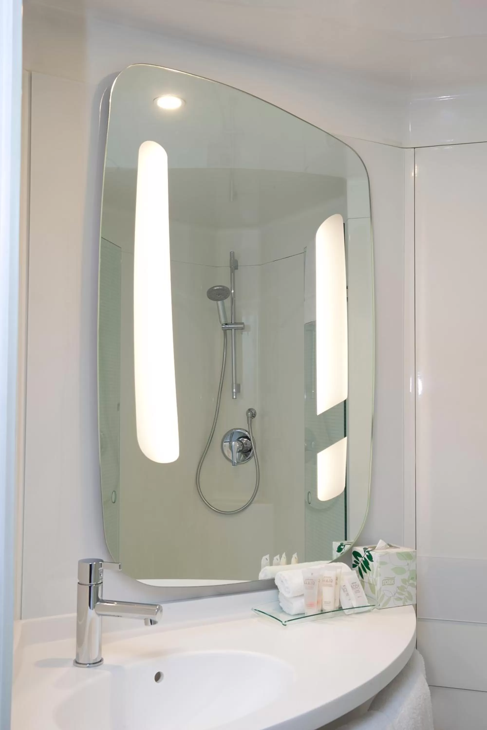 Shower in ibis Sydney Airport