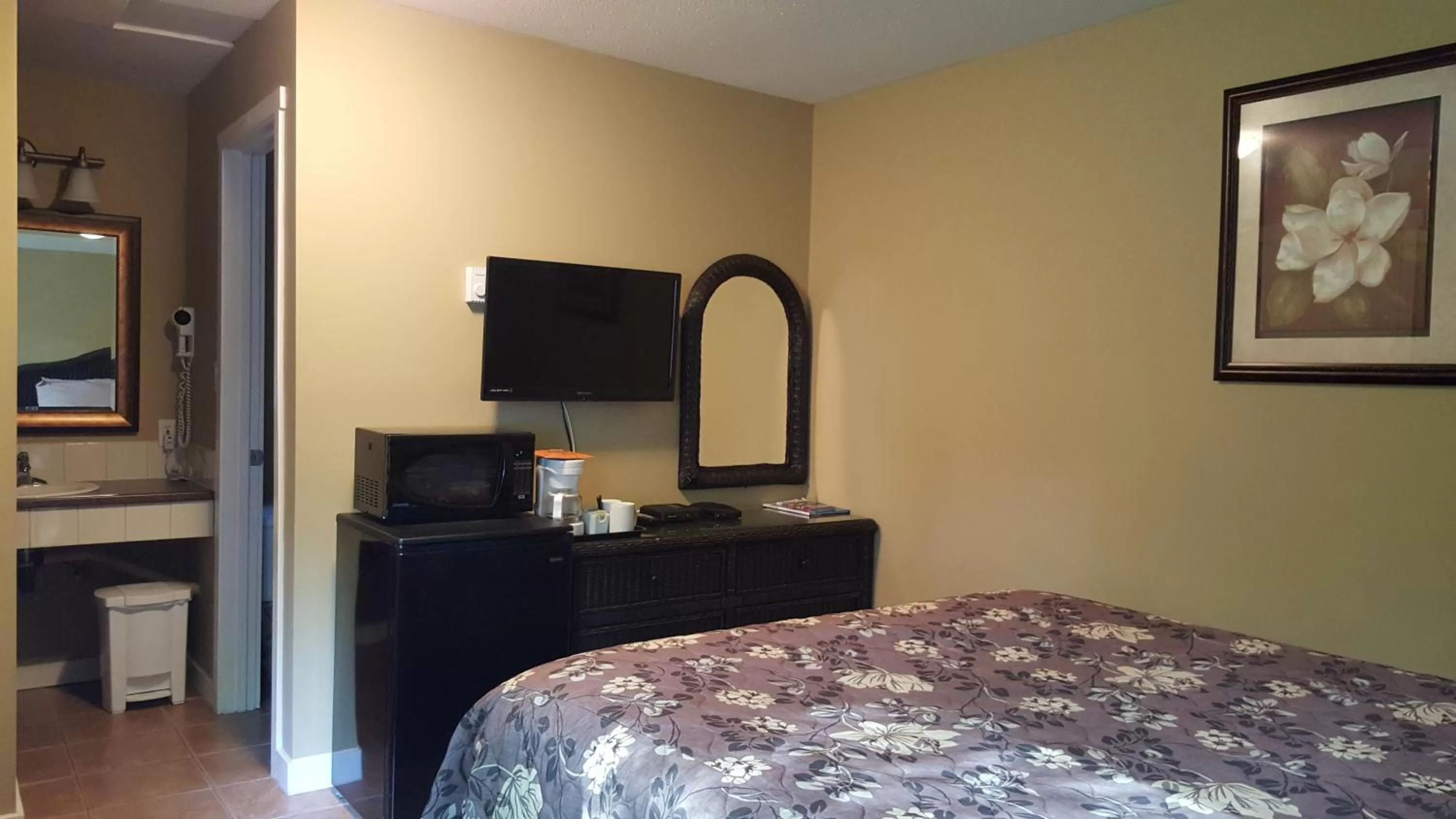 Bed in Malahat Bungalows Motel