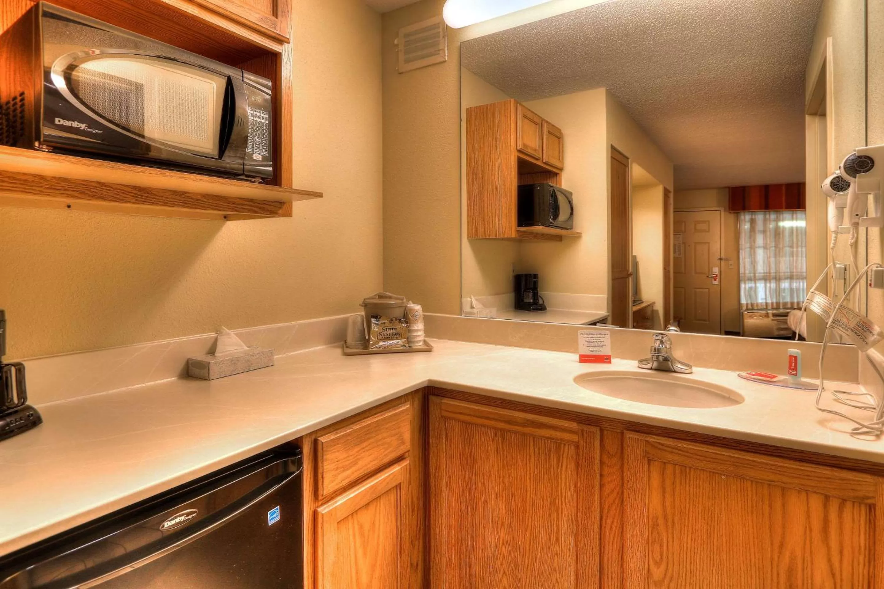 Photo of the whole room in Econo Lodge Pigeon Forge Riverside