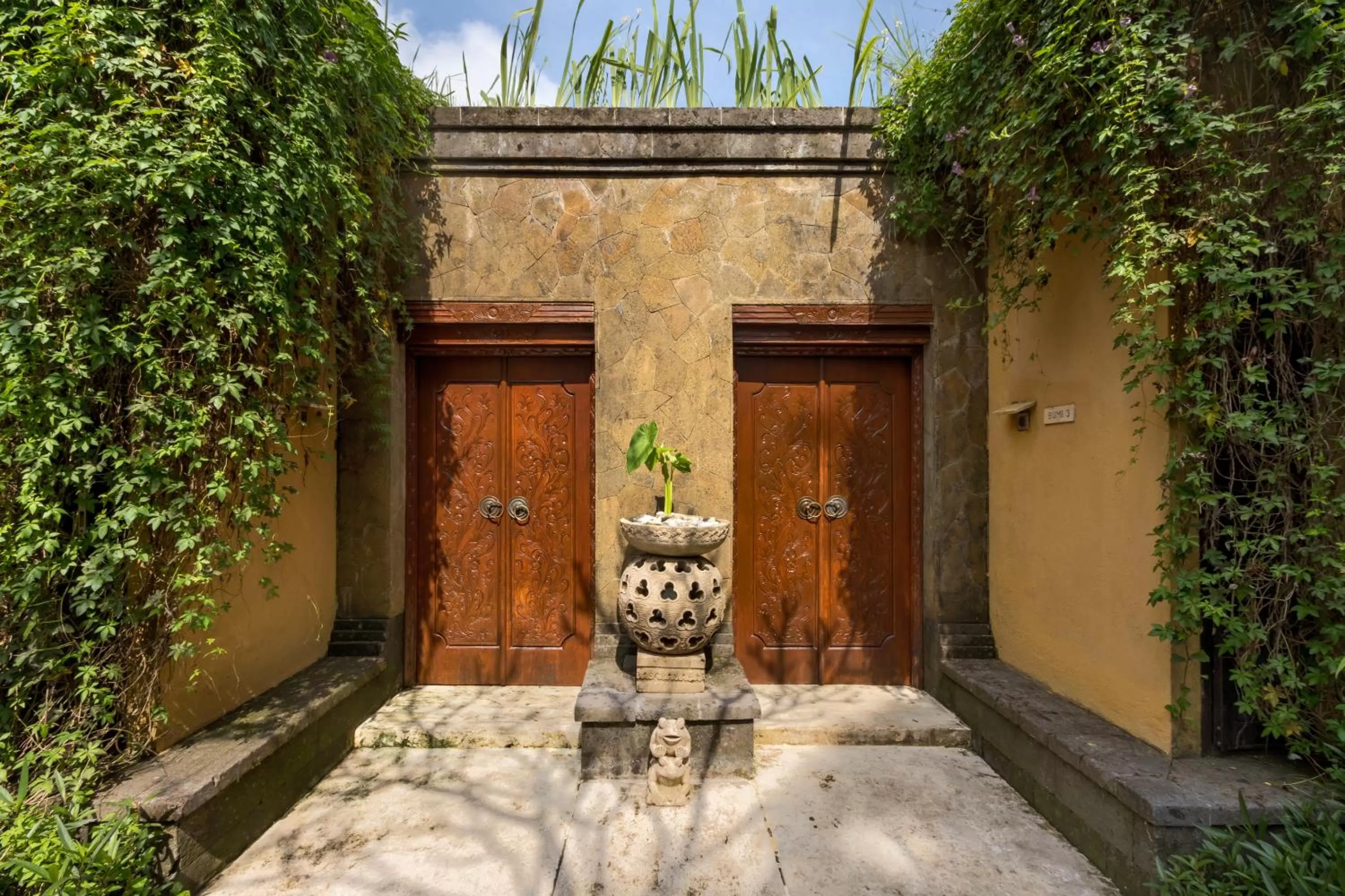 Facade/entrance in Ubud Green Resort Villas Powered by Archipelago