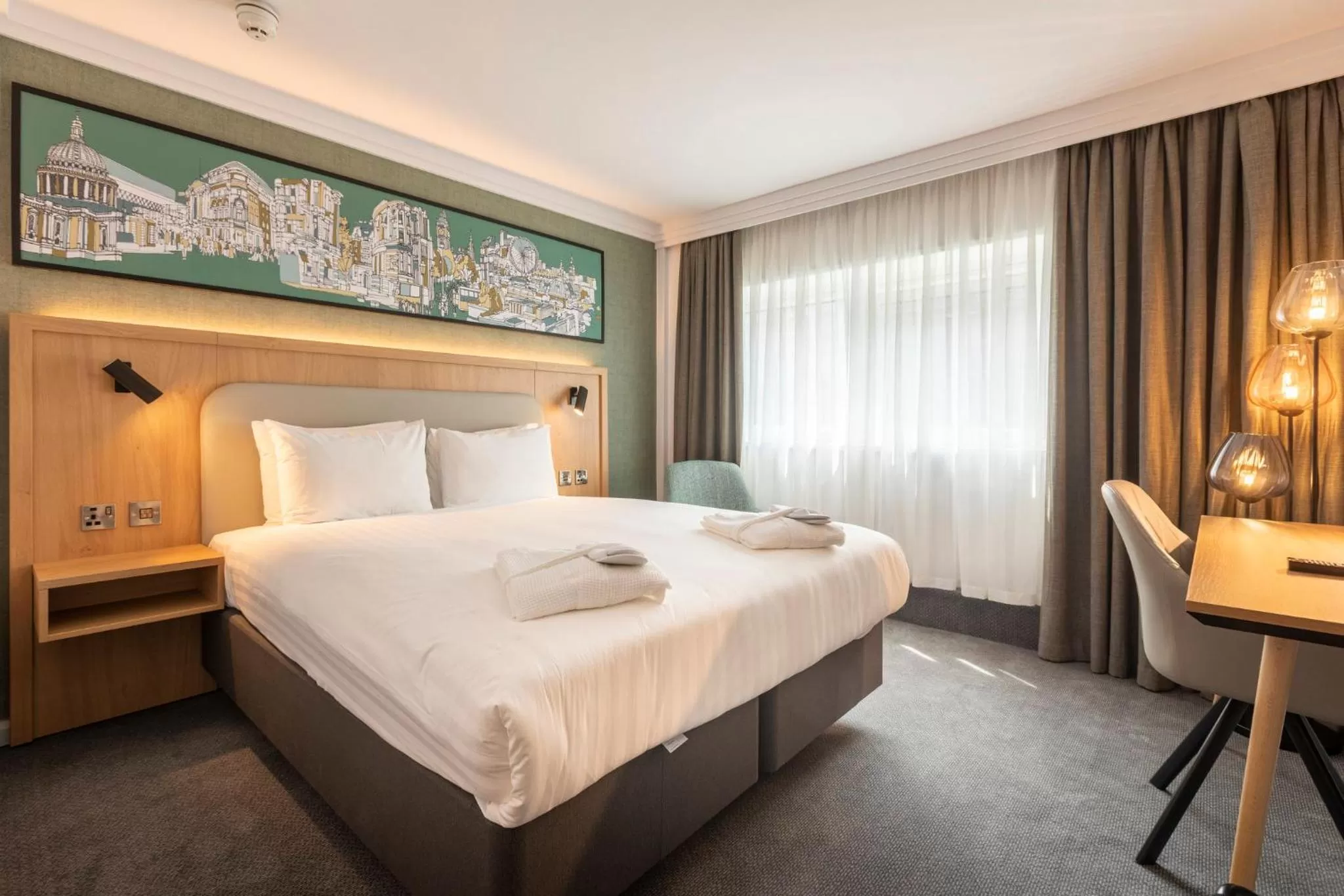 Photo of the whole room, Bed in Holiday Inn London - Regent's Park by IHG