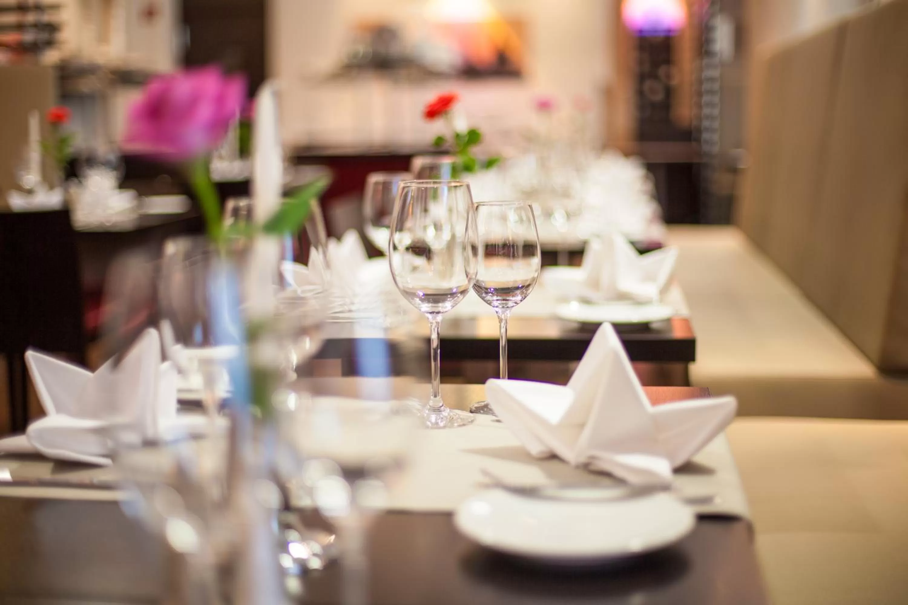 Restaurant/places to eat in Novina Hotel Tillypark