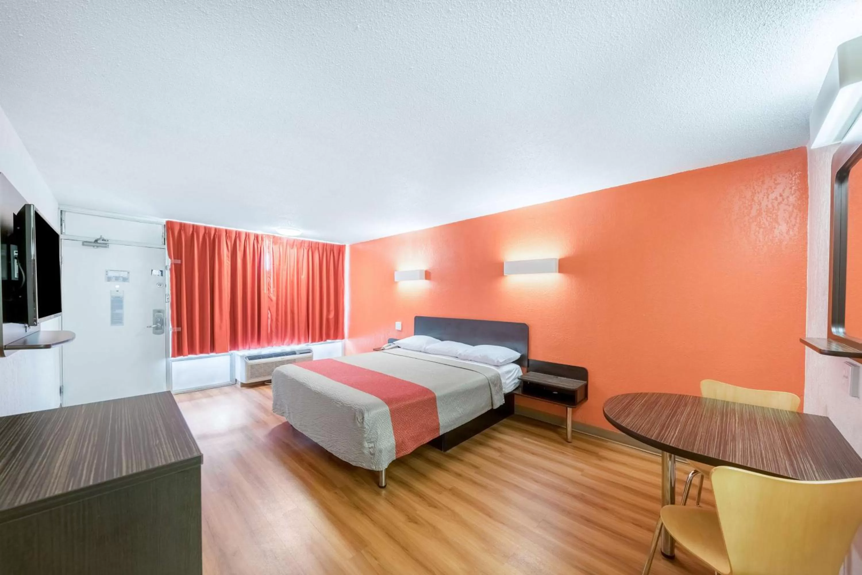 TV and multimedia, Bed in Motel 6-Oklahoma City, OK - Bricktown