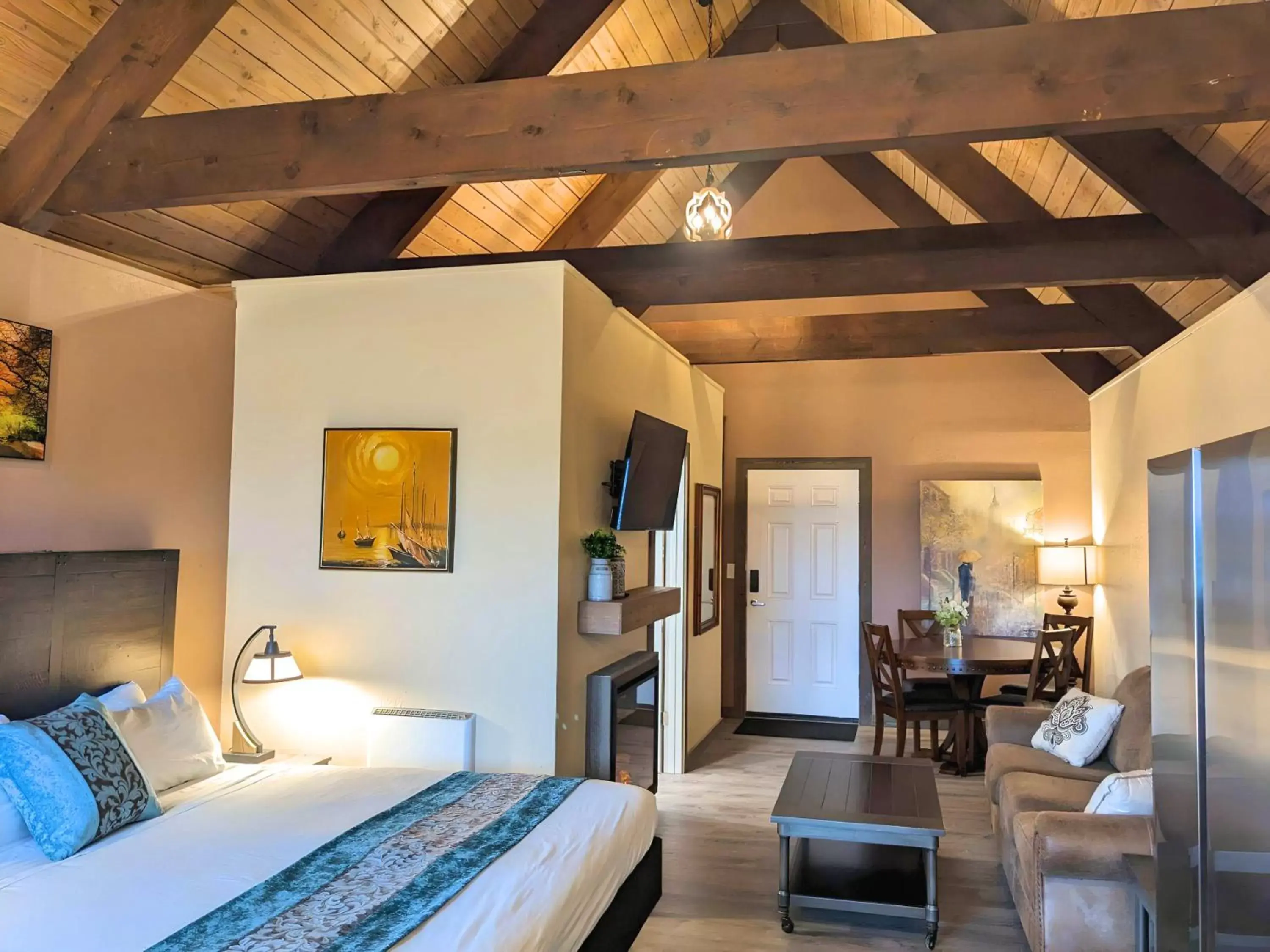 Deluxe King Room in Wanderlust Inn Deluxe King Room in Wanderlust Inn