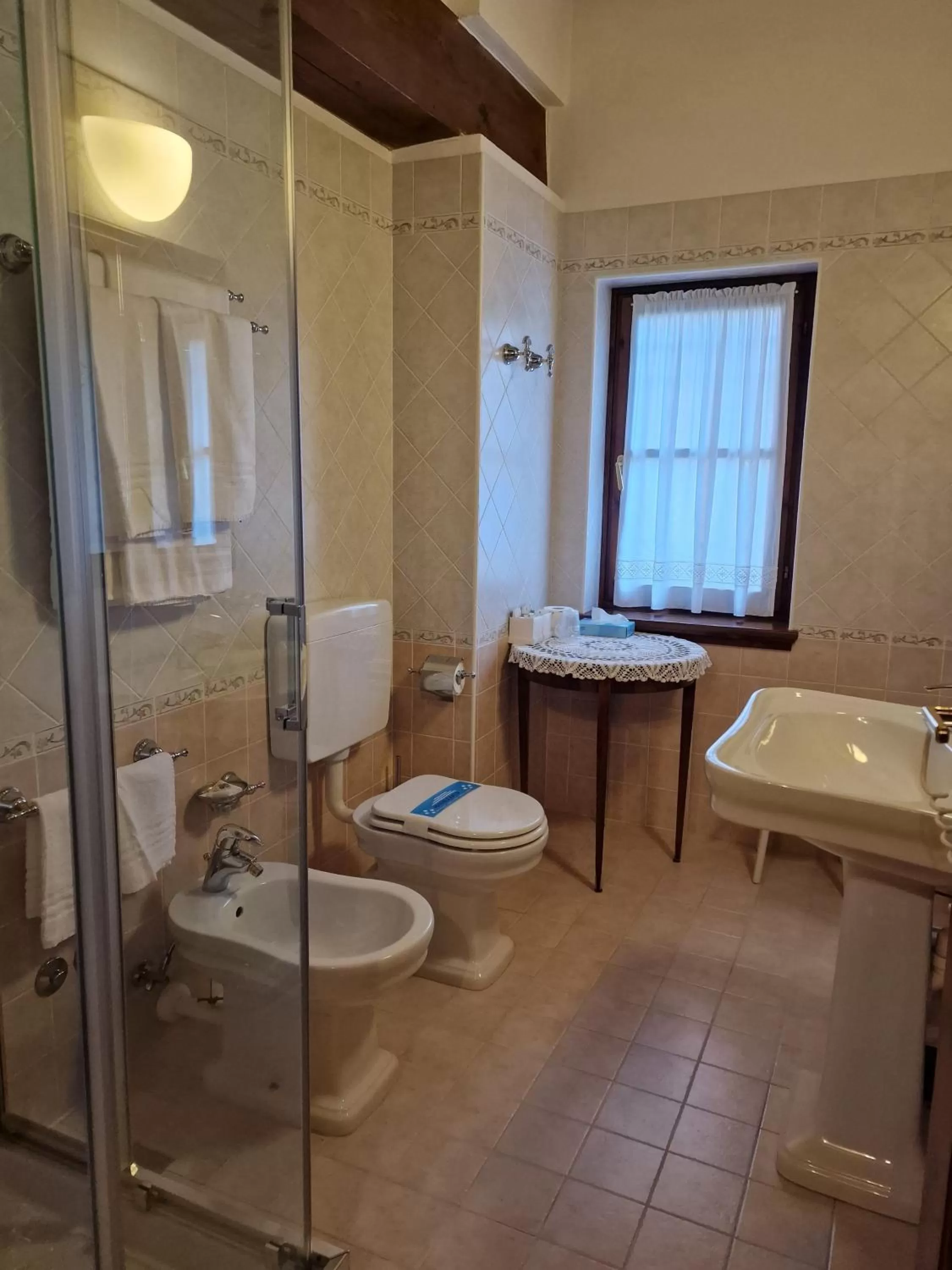 Bathroom in La Tavernetta Al Castello