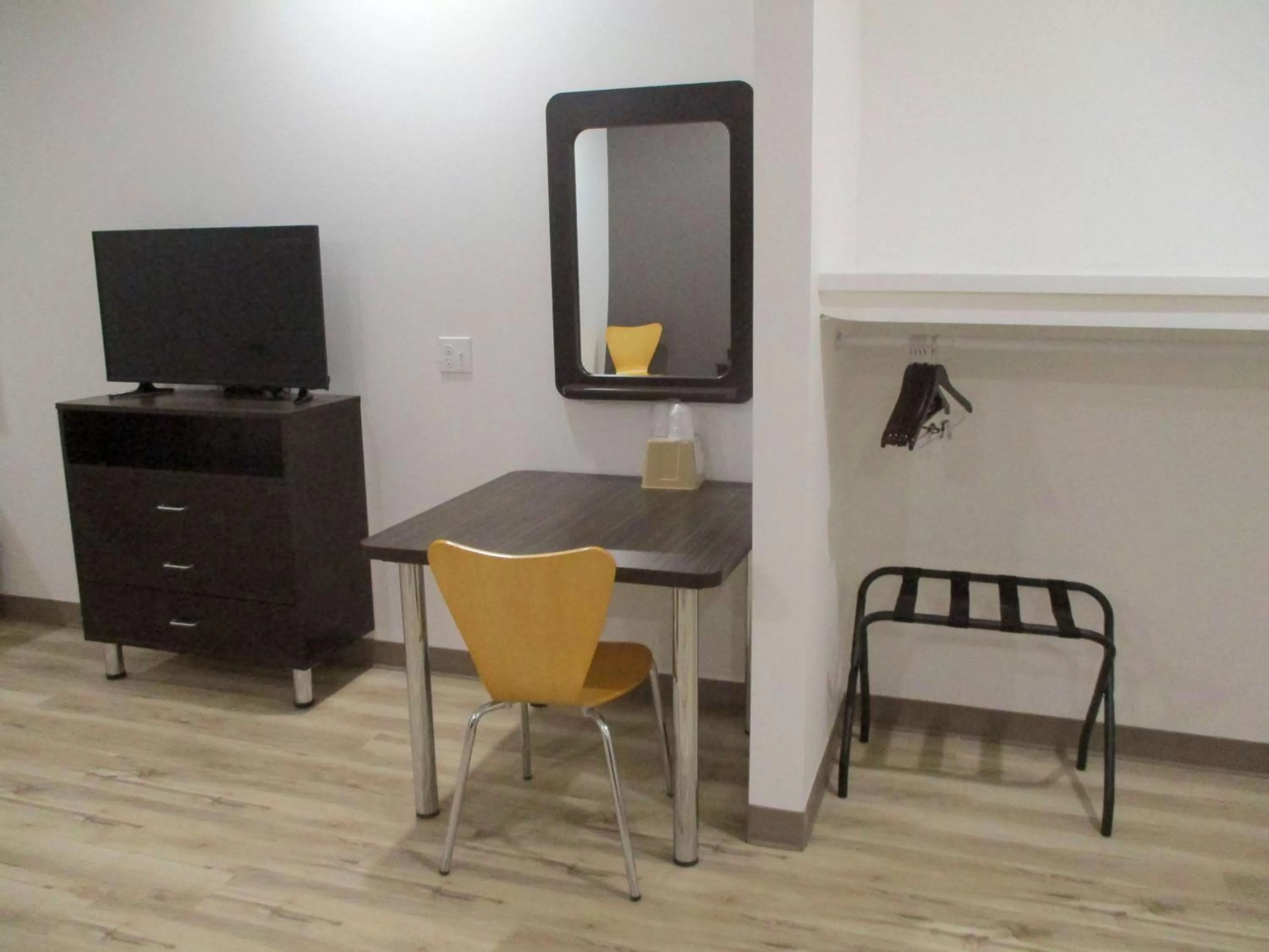 Photo of the whole room in Studio 6-Port Allen, LA - Baton Rouge I-10