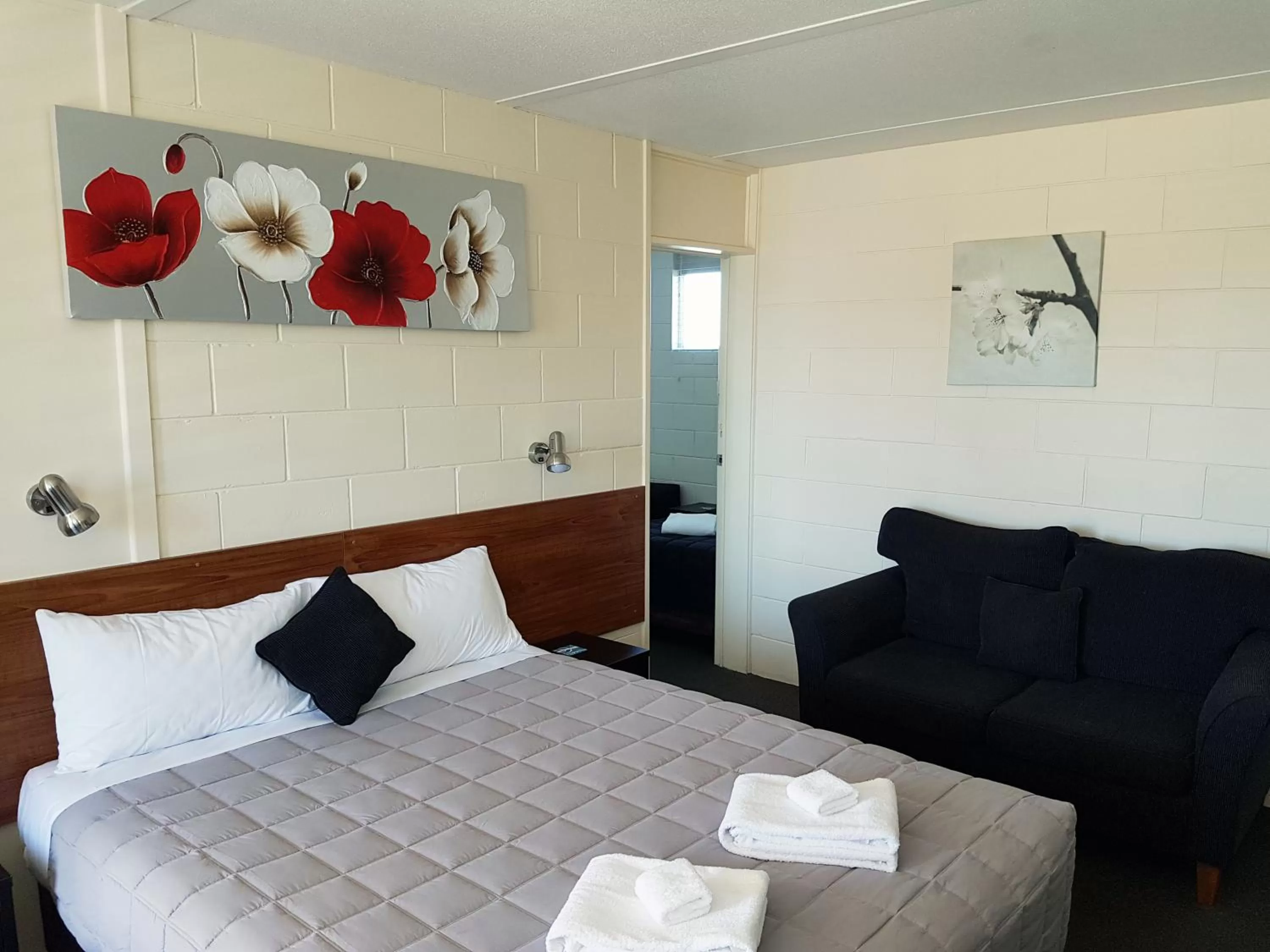 Family Room With a Queen and 3 Single Beds in Waterview Motel Maclean
