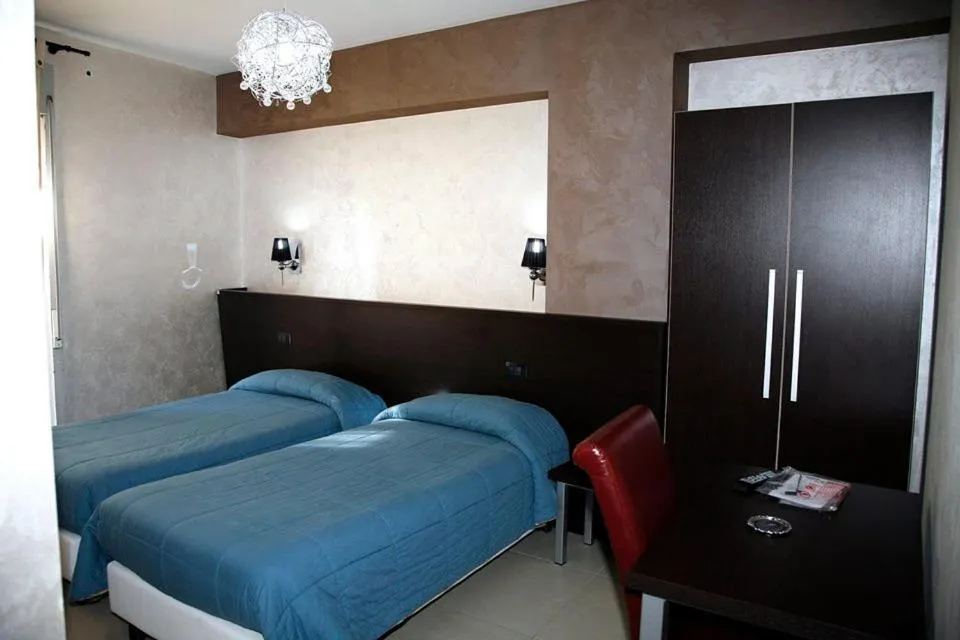 Shower, Bed in Hotel Miramonti