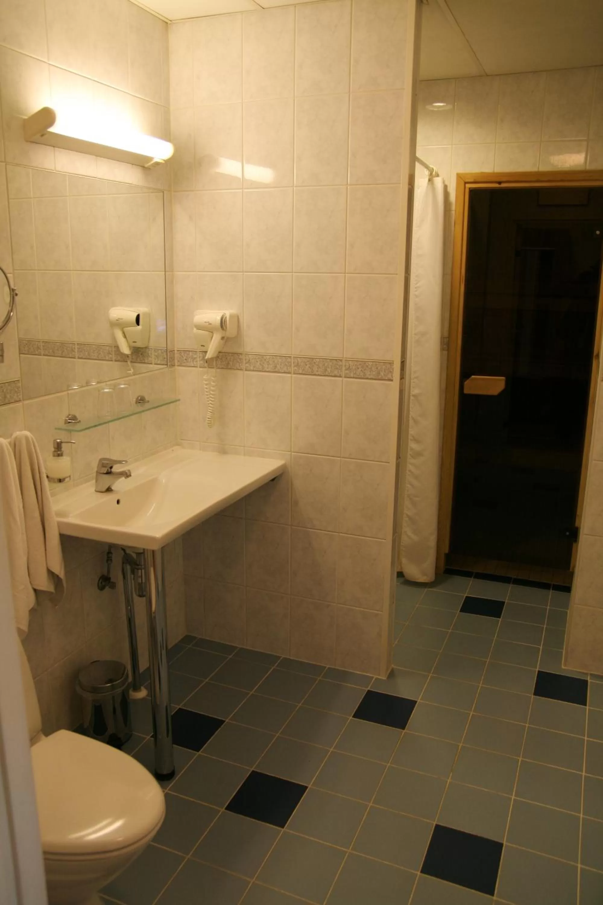 Bathroom in Barclay Hotel