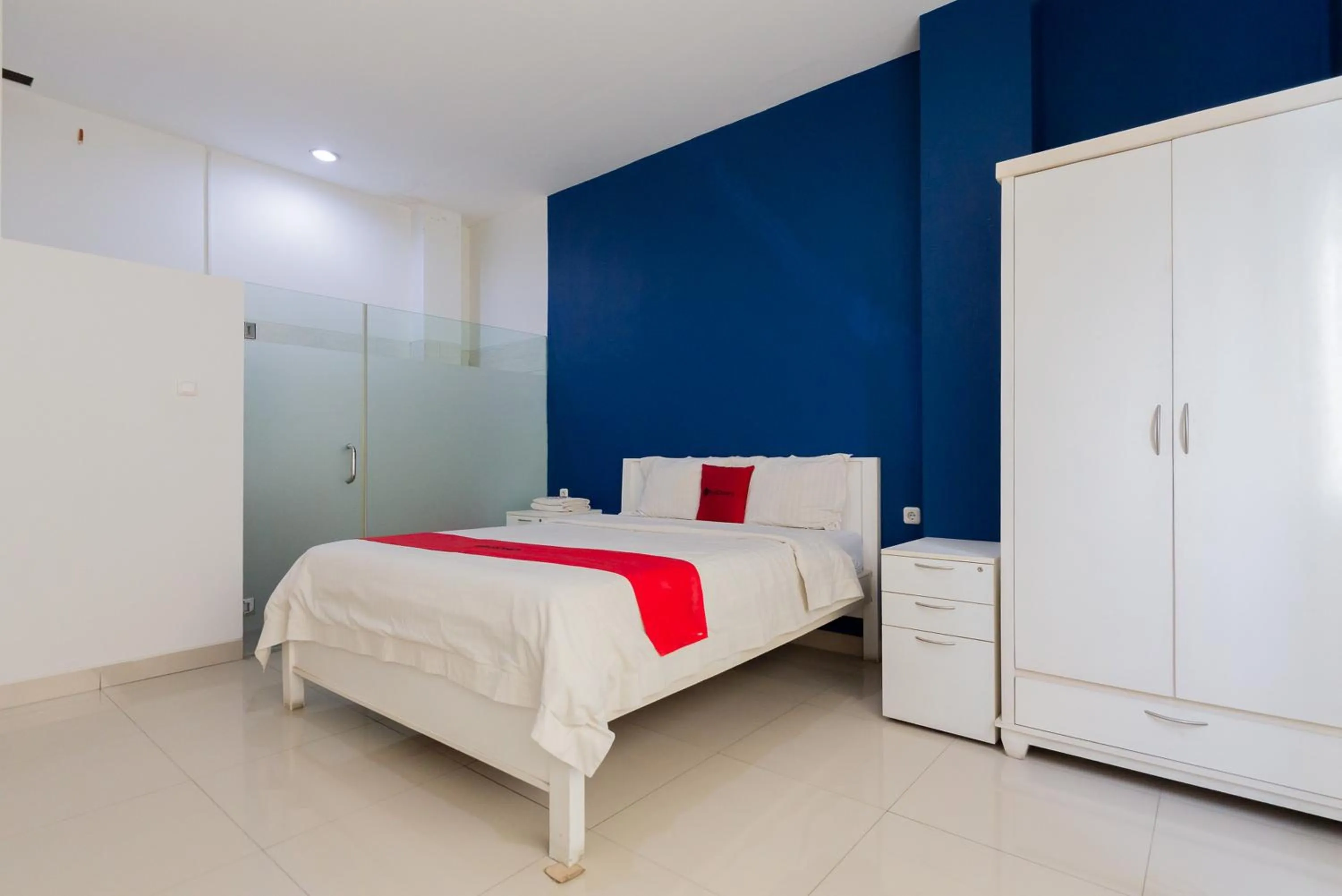 Bed in RedDoorz Plus near Living Plaza Jababeka