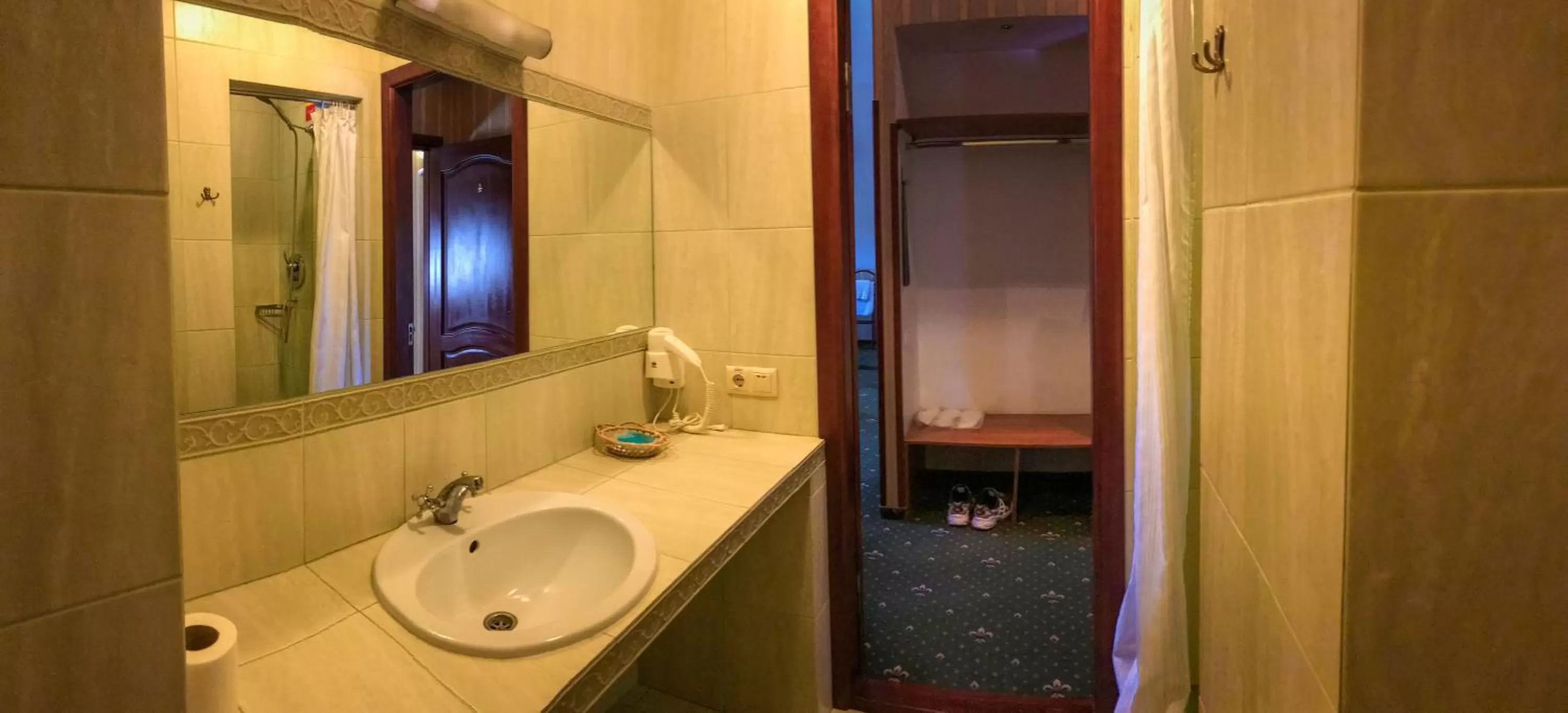 Shower in Pivdenna Brama