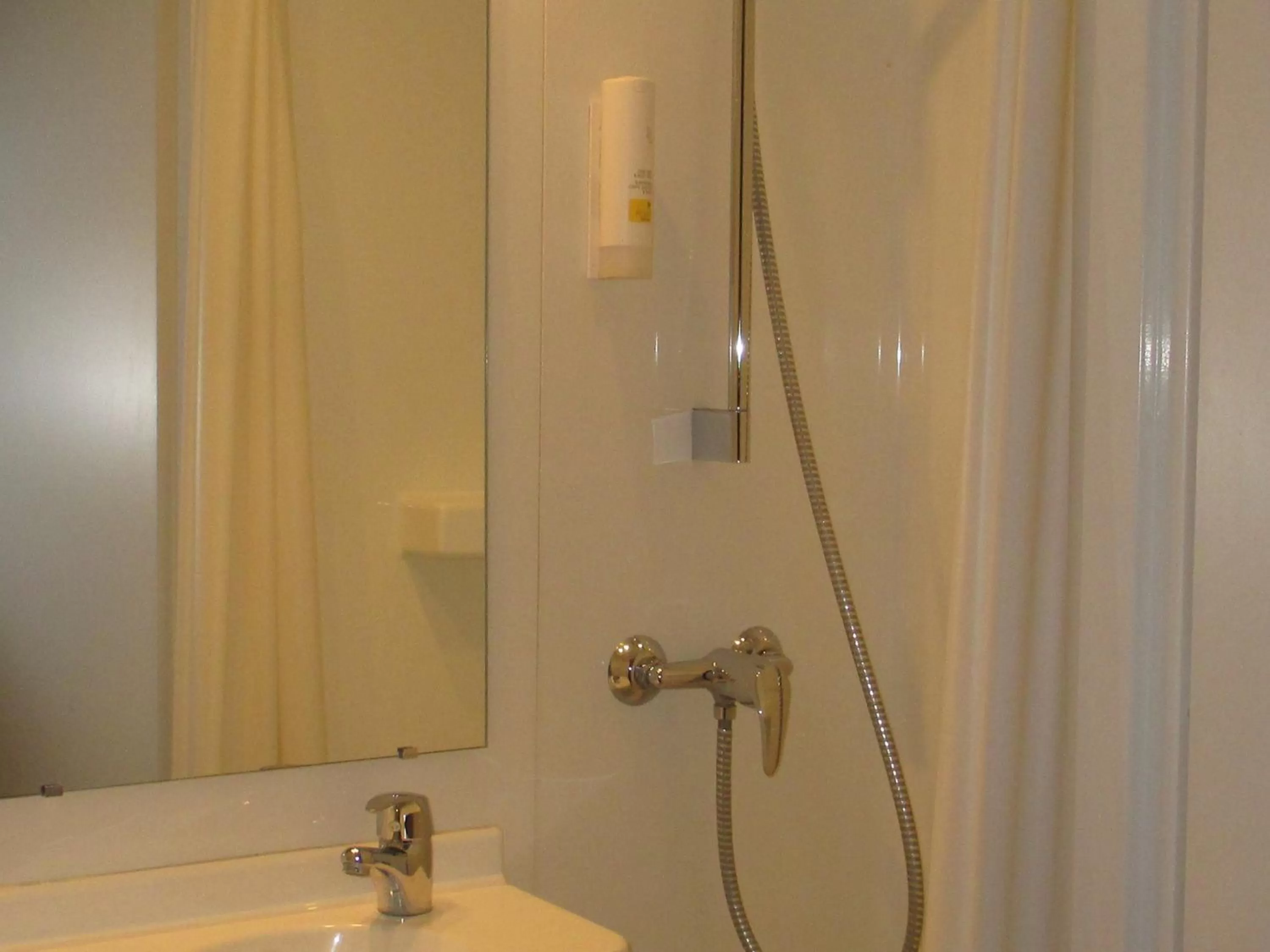 Bathroom in Hôtel le Pastel