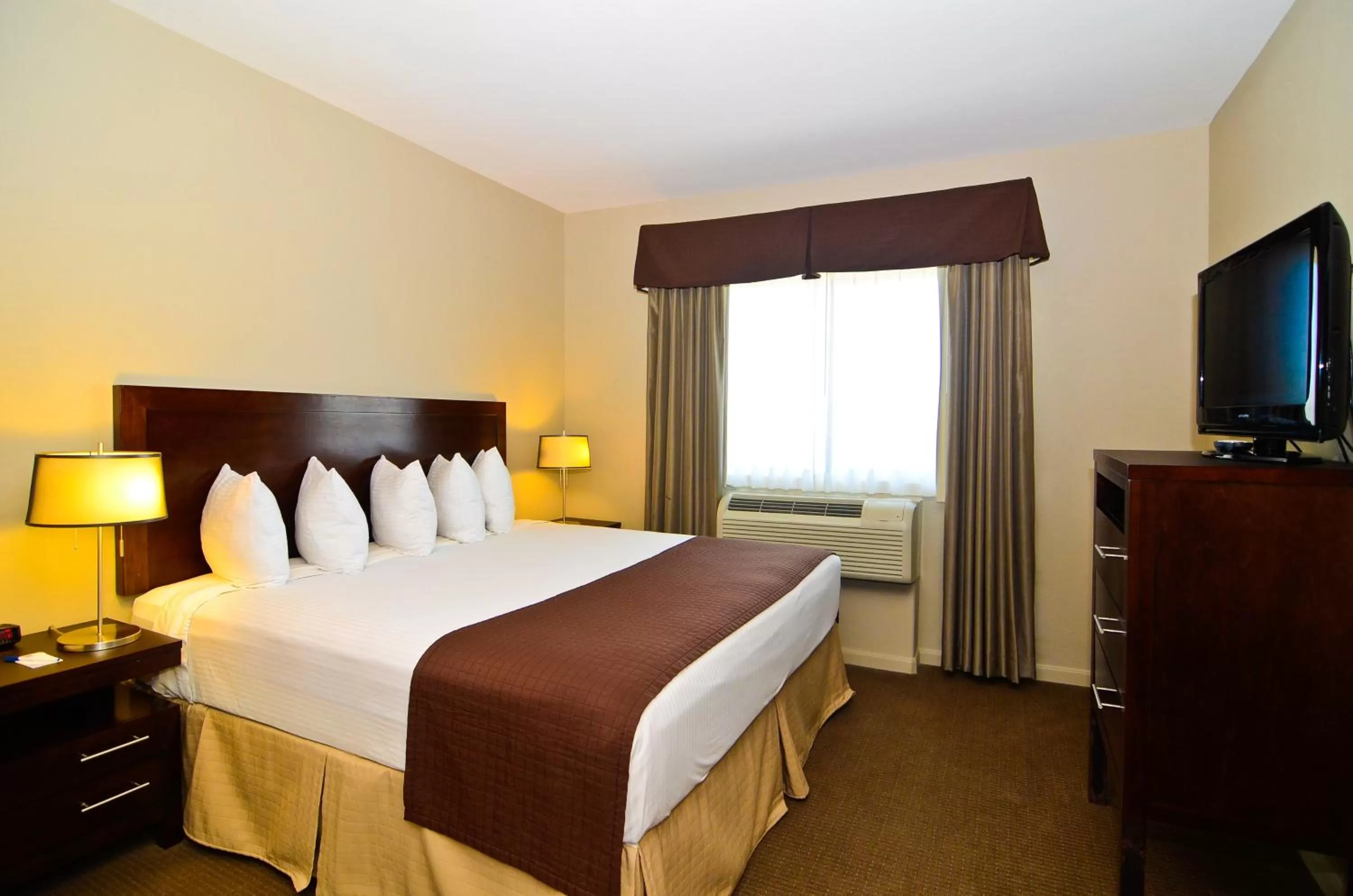 Day, Bed in Baymont by Wyndham Columbus