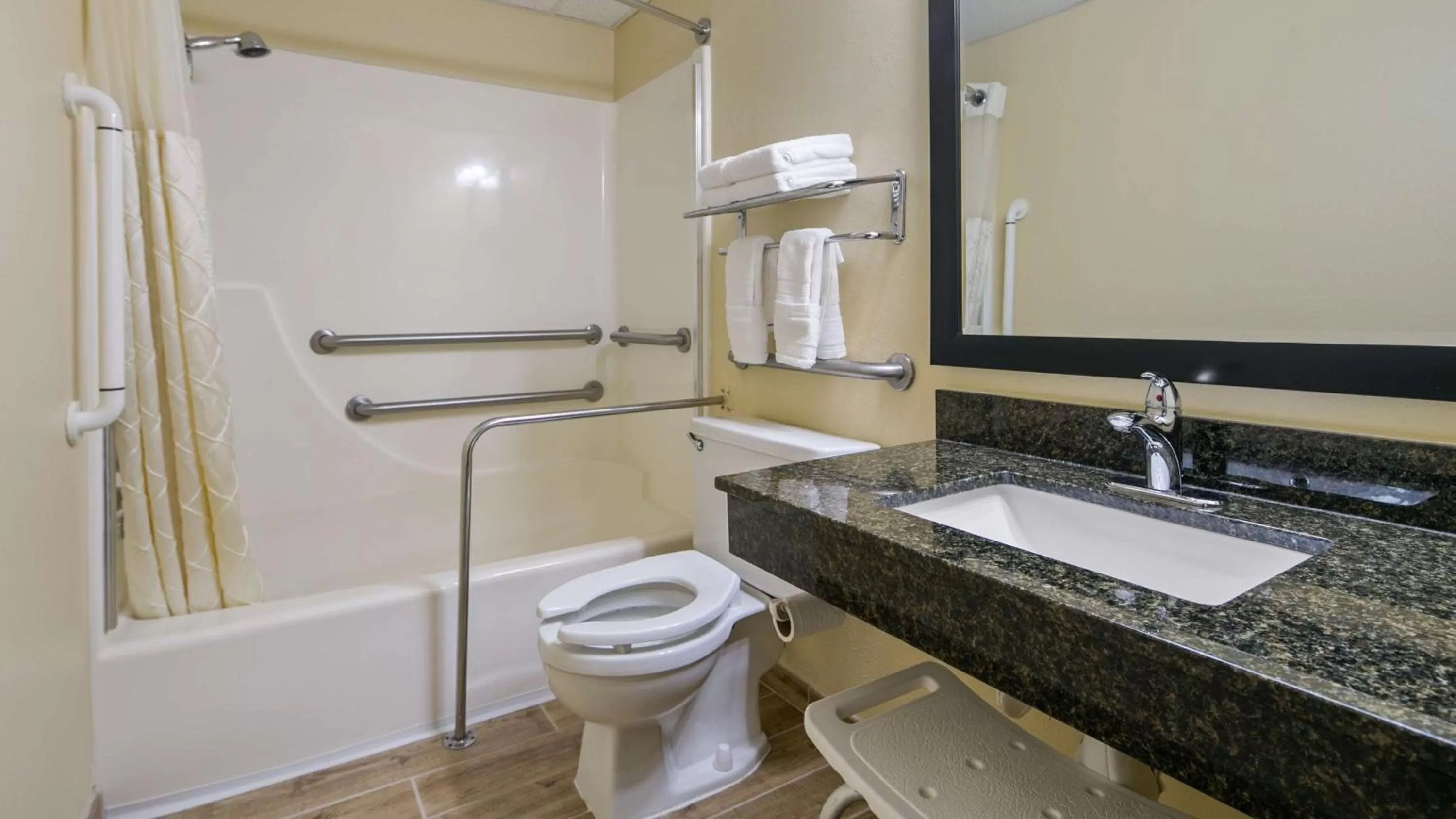 Bathroom in Best Western La Grande Hacienda