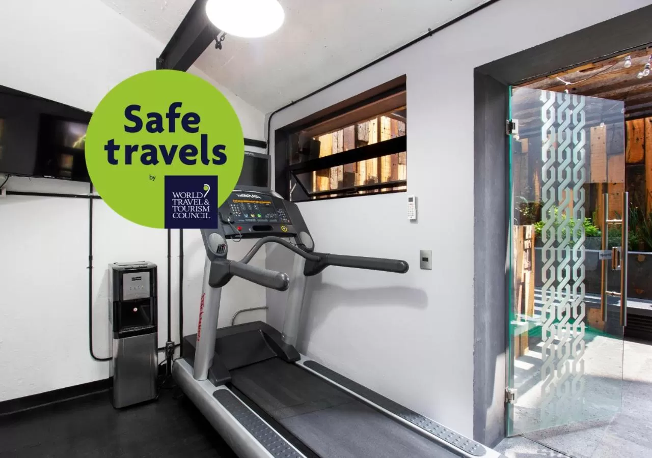 Fitness centre/facilities in Hotel MX aeropuerto CDMX, Trademark Collection by Wyndham