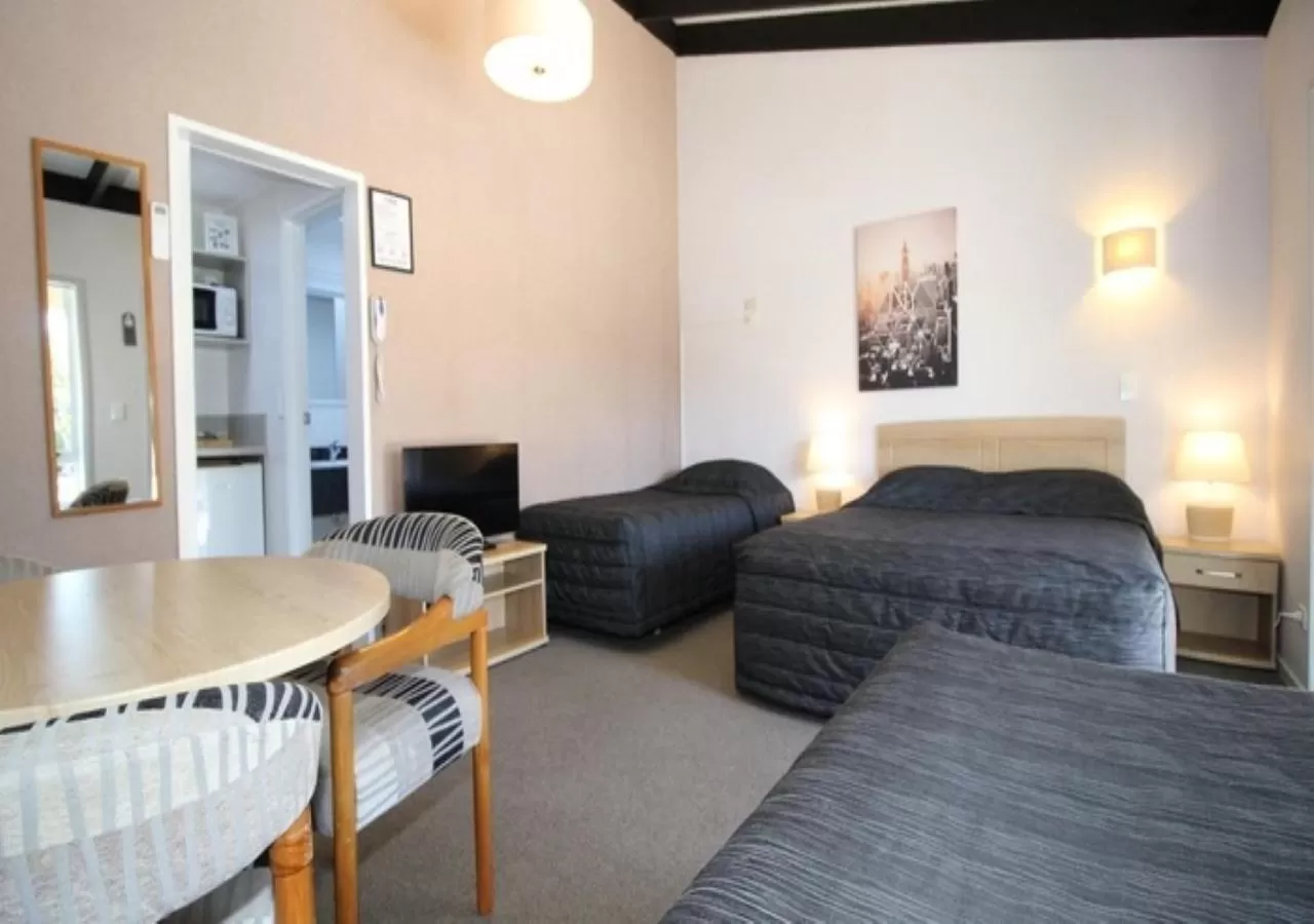 Bedroom, Bed in Aztec Motel