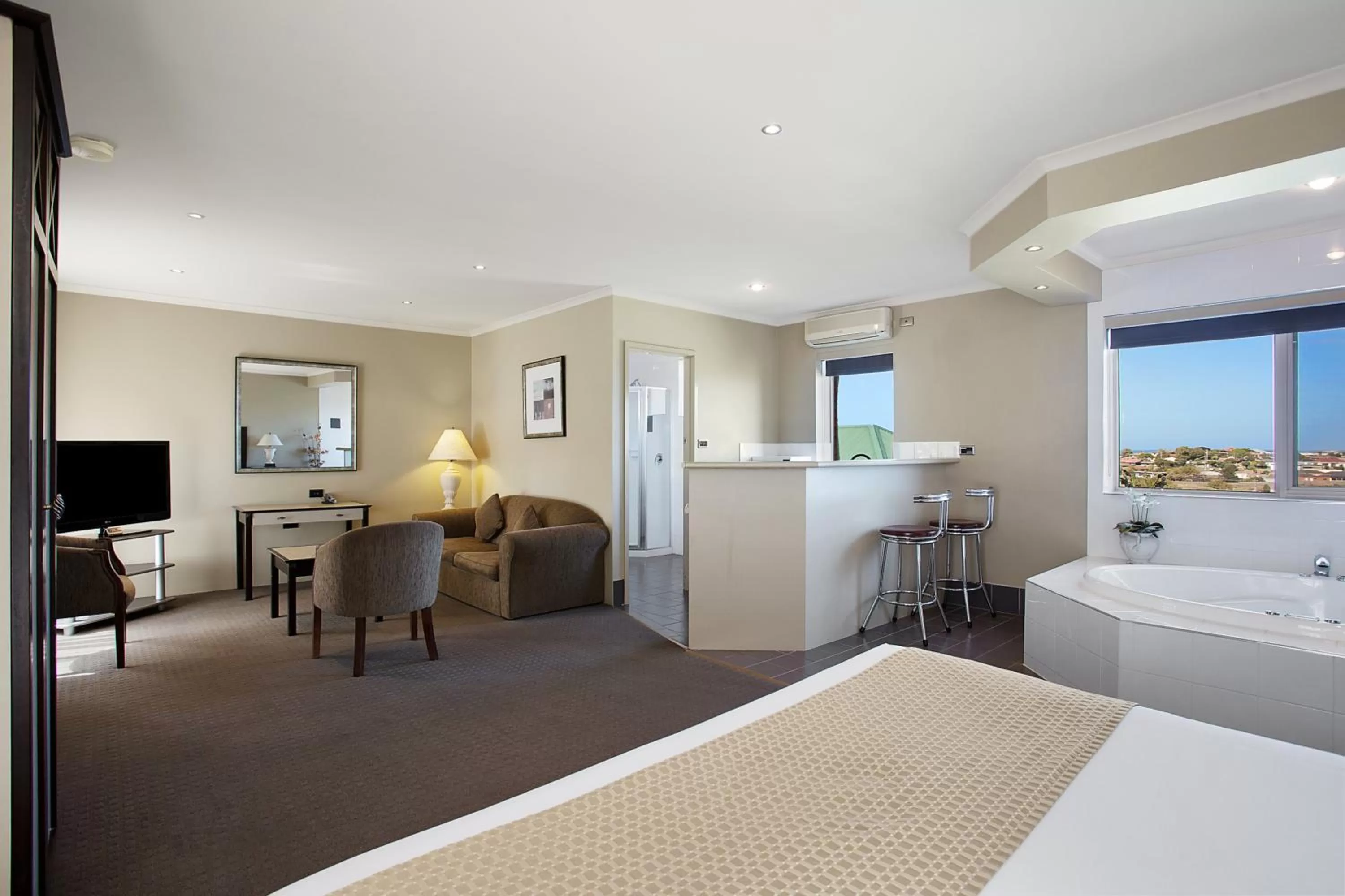 Bed in Comfort Inn On Raglan