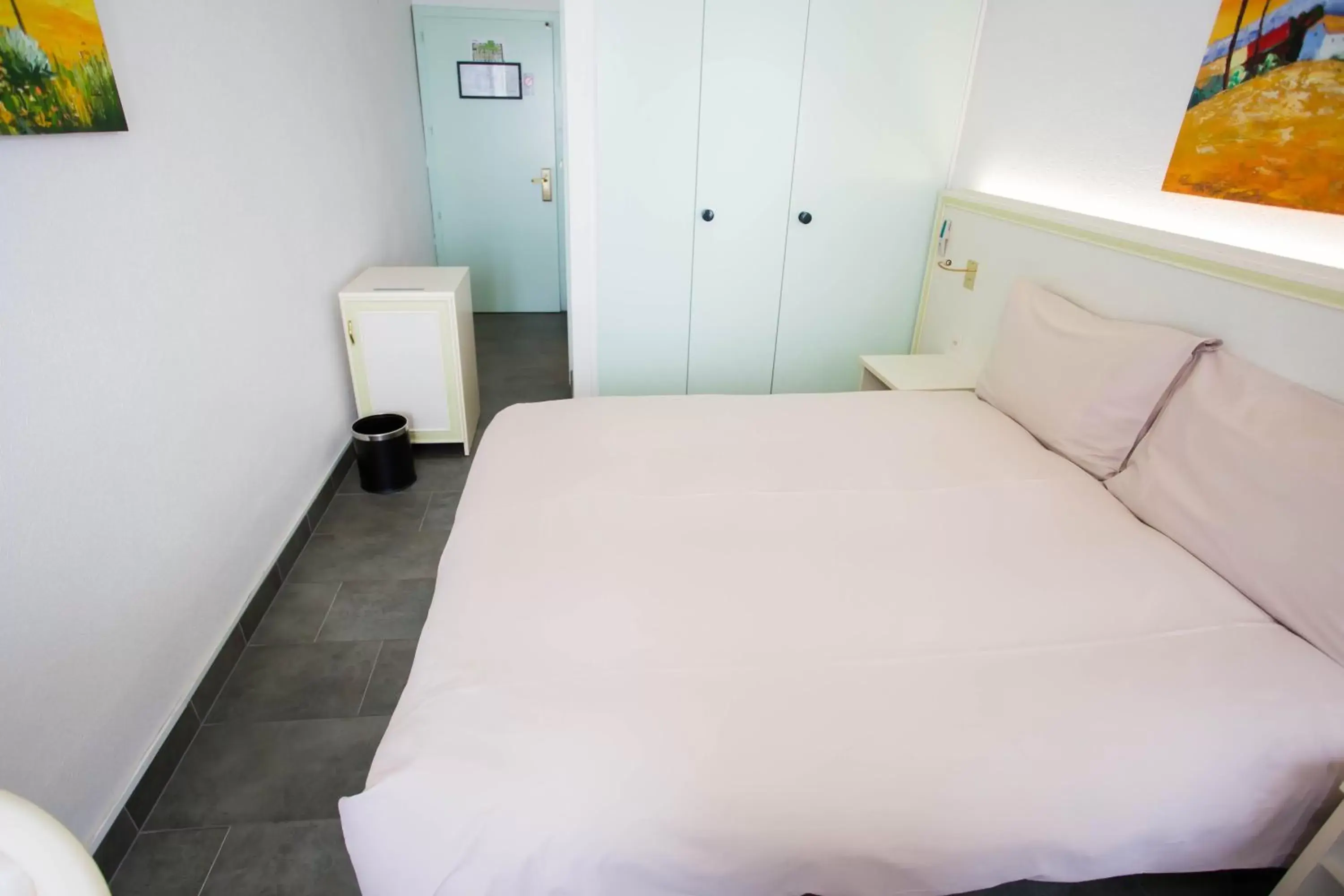 Standard Single Room in Hôtel du Port Standard Single Room in Hôtel du Port