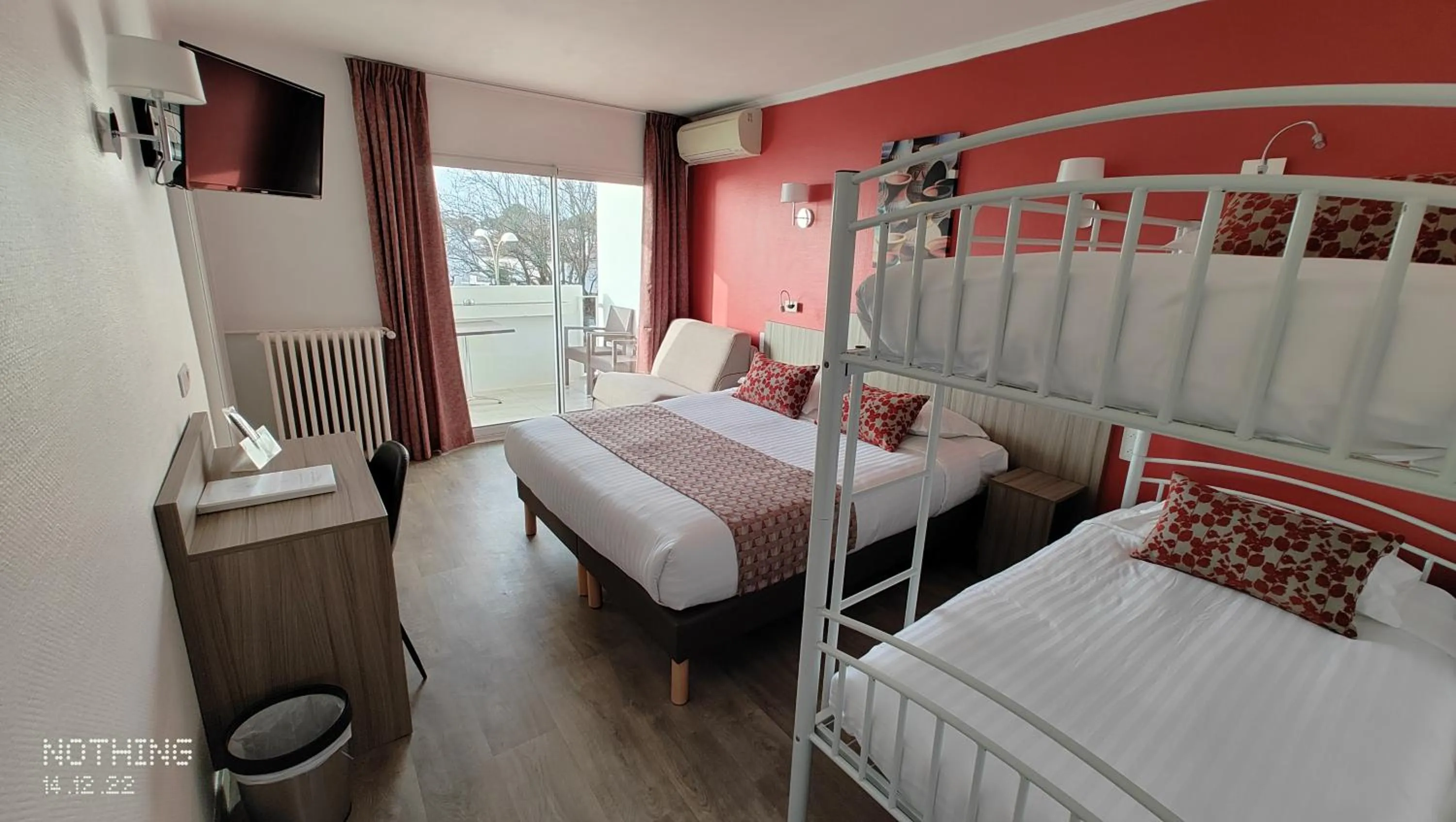 Property building, Bed in Logis Hôtel Les Bleuets