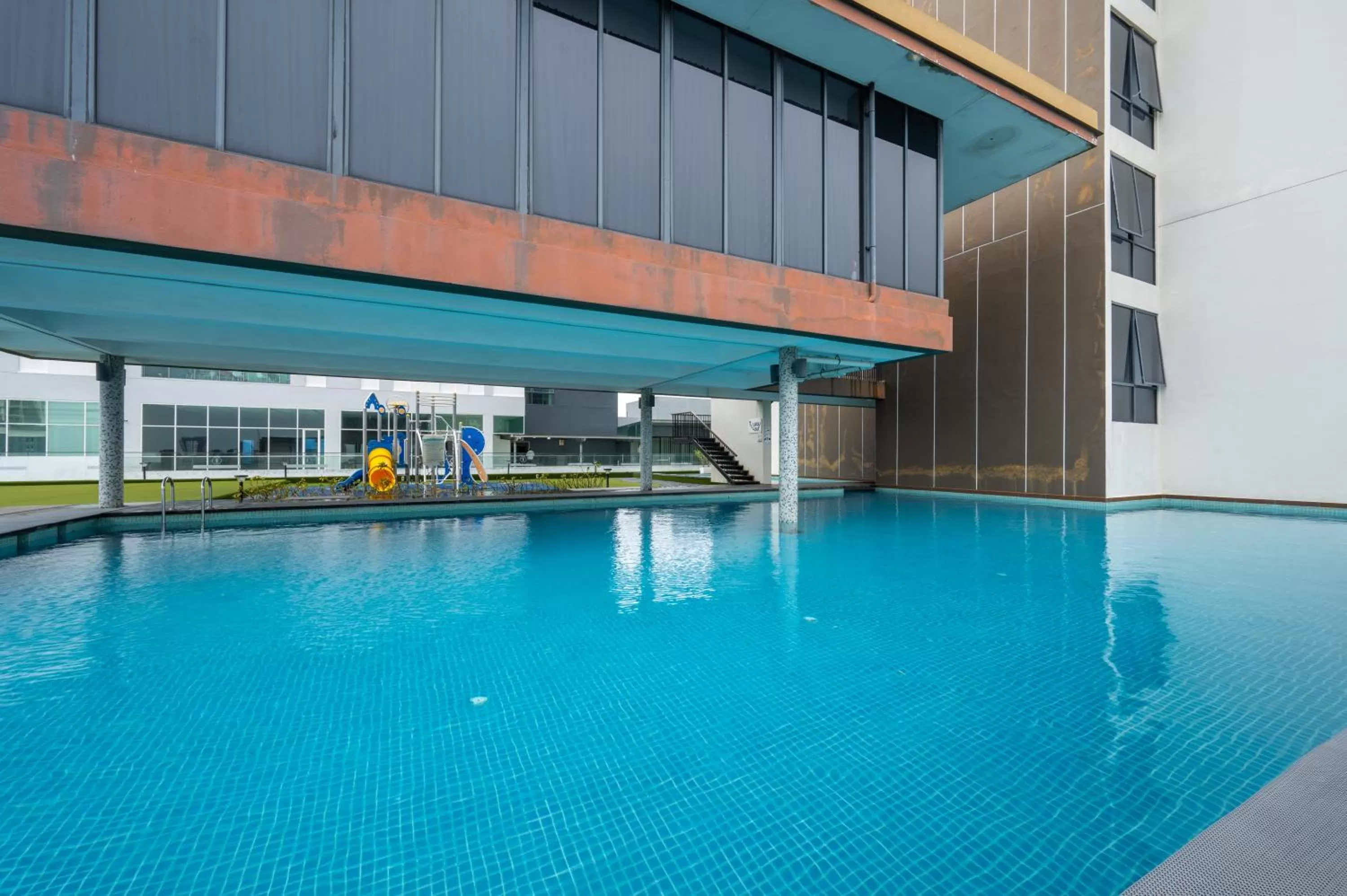 Swimming pool in Greystone 99 Suites