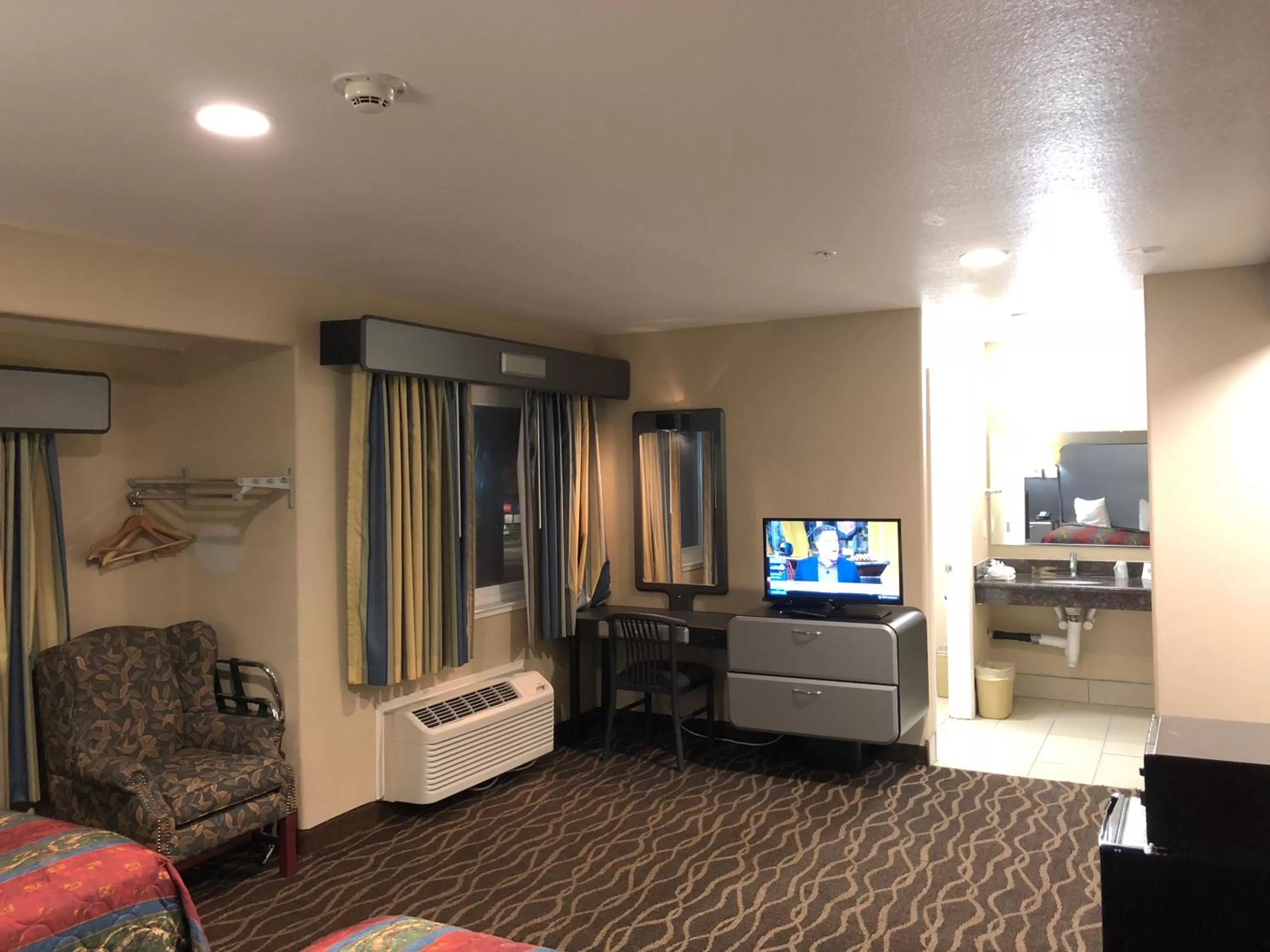 TV and multimedia in Casa Royal Inn