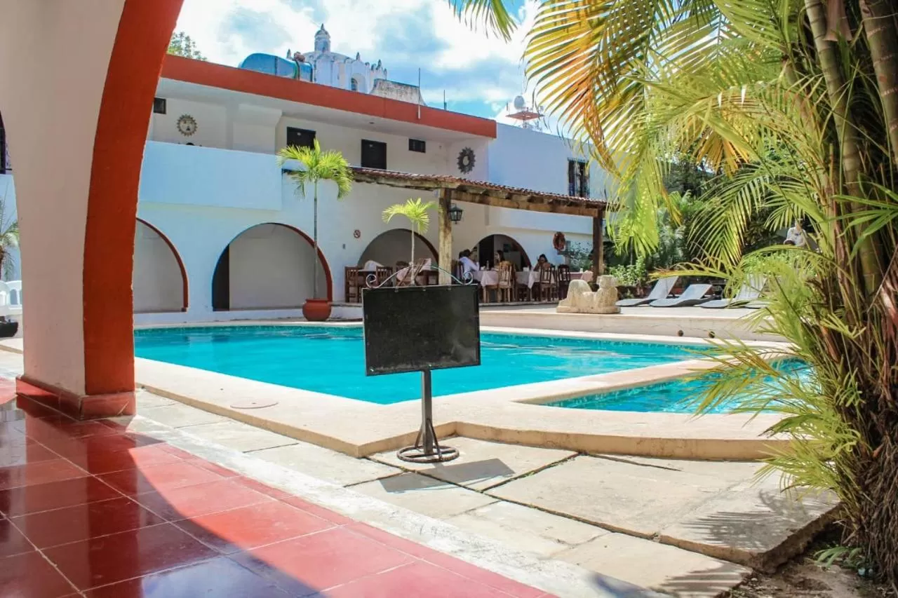 Pool view in Hotel San Clemente