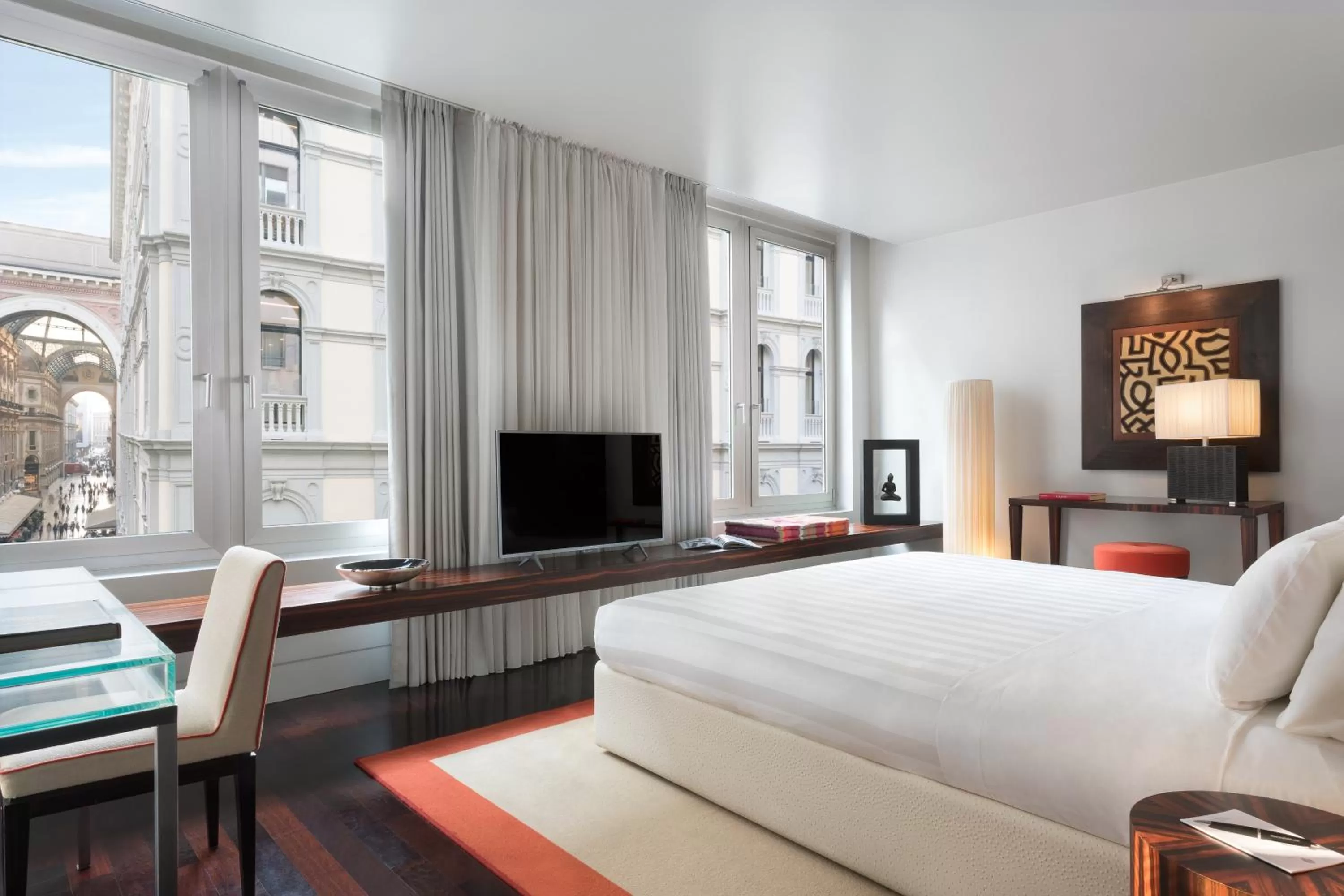 Photo of the whole room, Bed in Sina The Gray