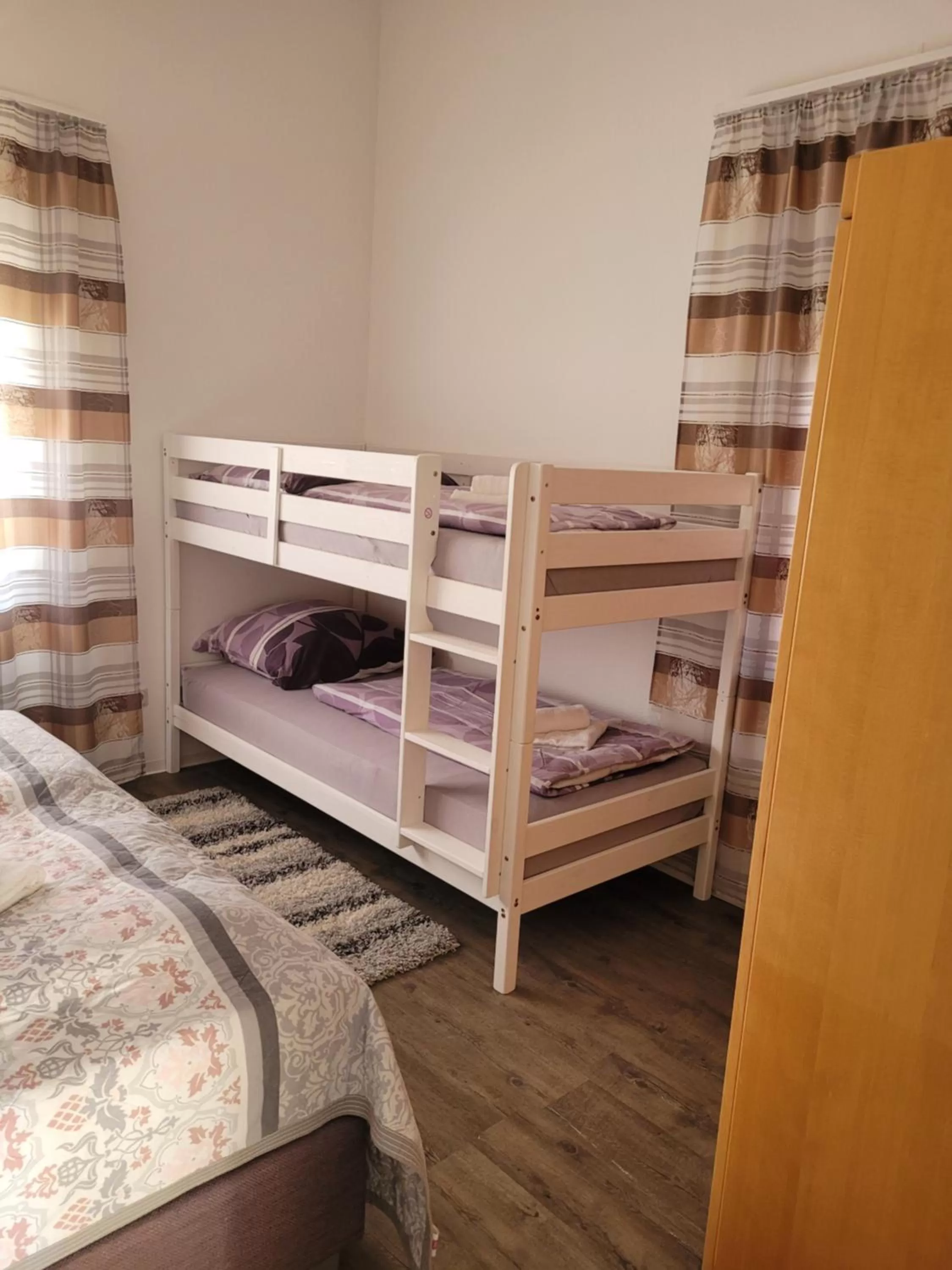 bunk bed, Bed in King Panorama mit Netflix