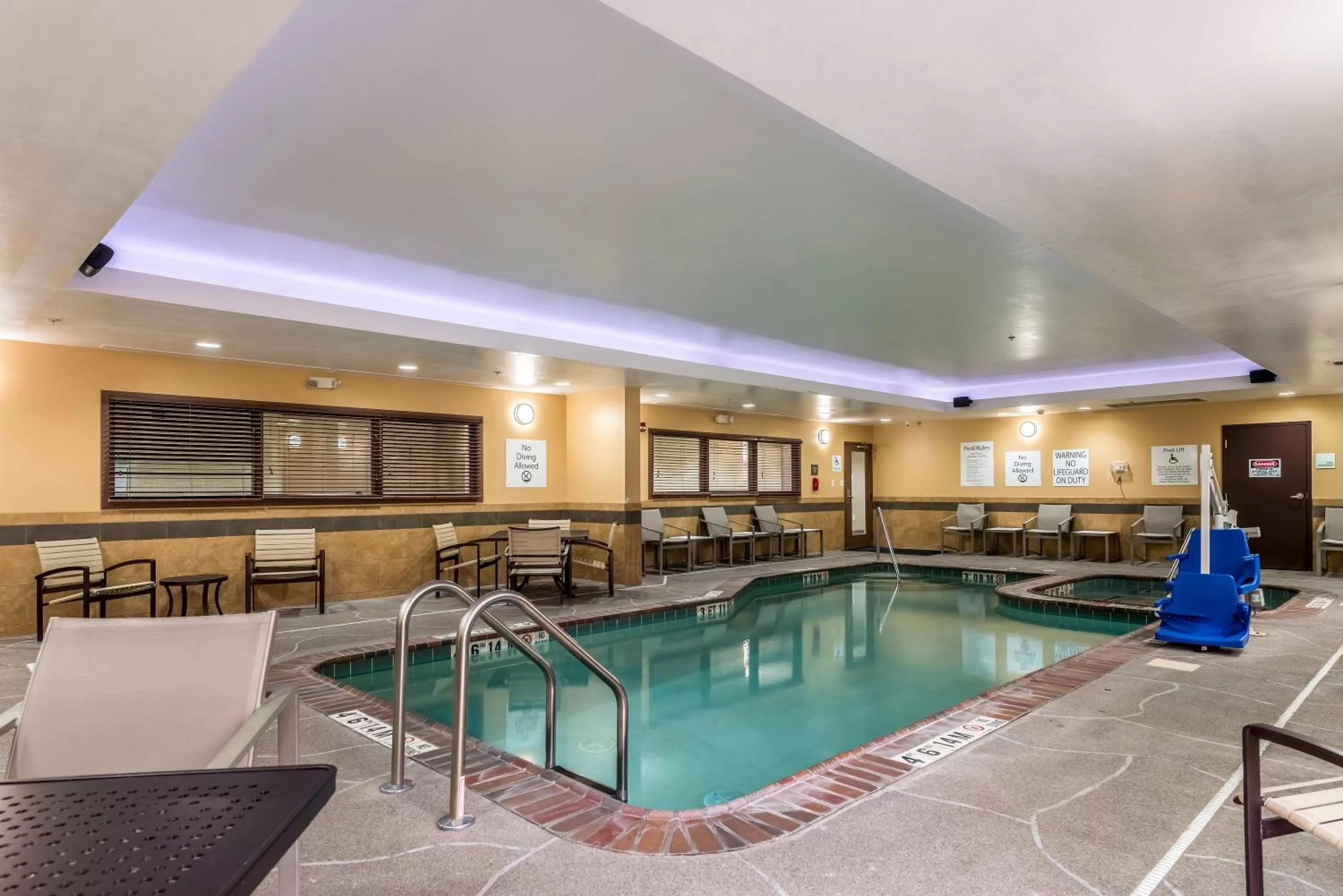 Swimming pool in Holiday Inn - Indianapolis Downtown by IHG