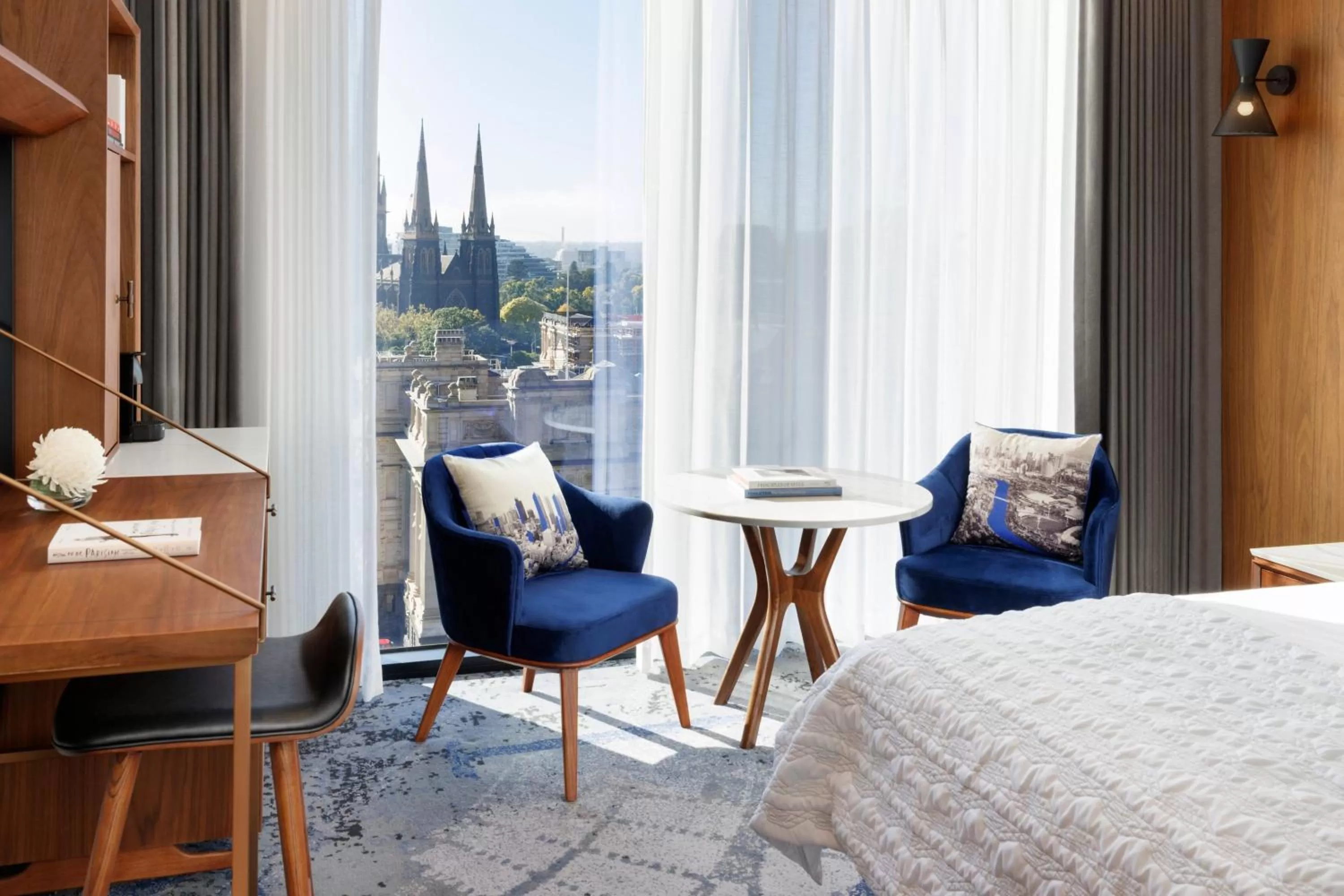 Photo of the whole room, Bed in Le Meridien Melbourne