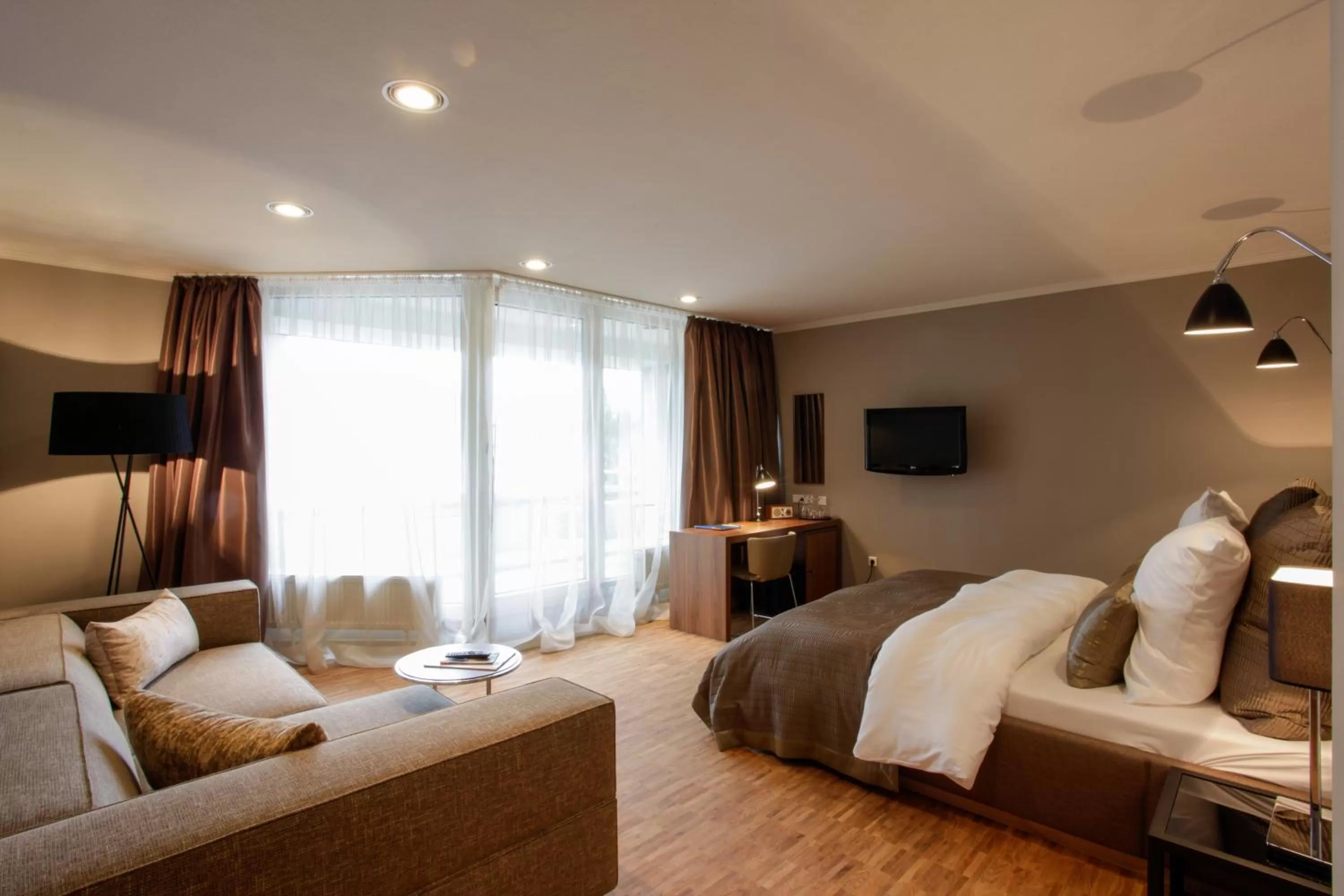 Photo of the whole room, Bed in Hotel Gude