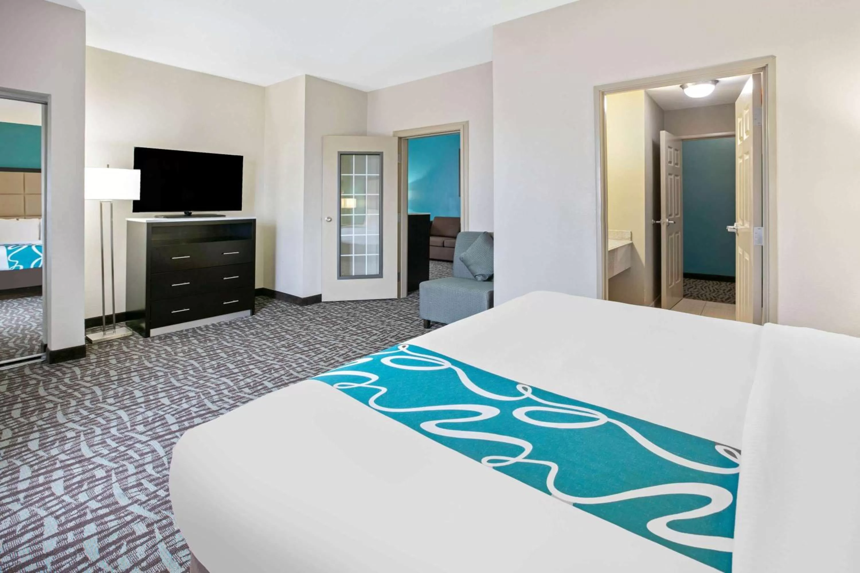 Photo of the whole room, Bed in La Quinta Inn and Suites by Wyndham Paris