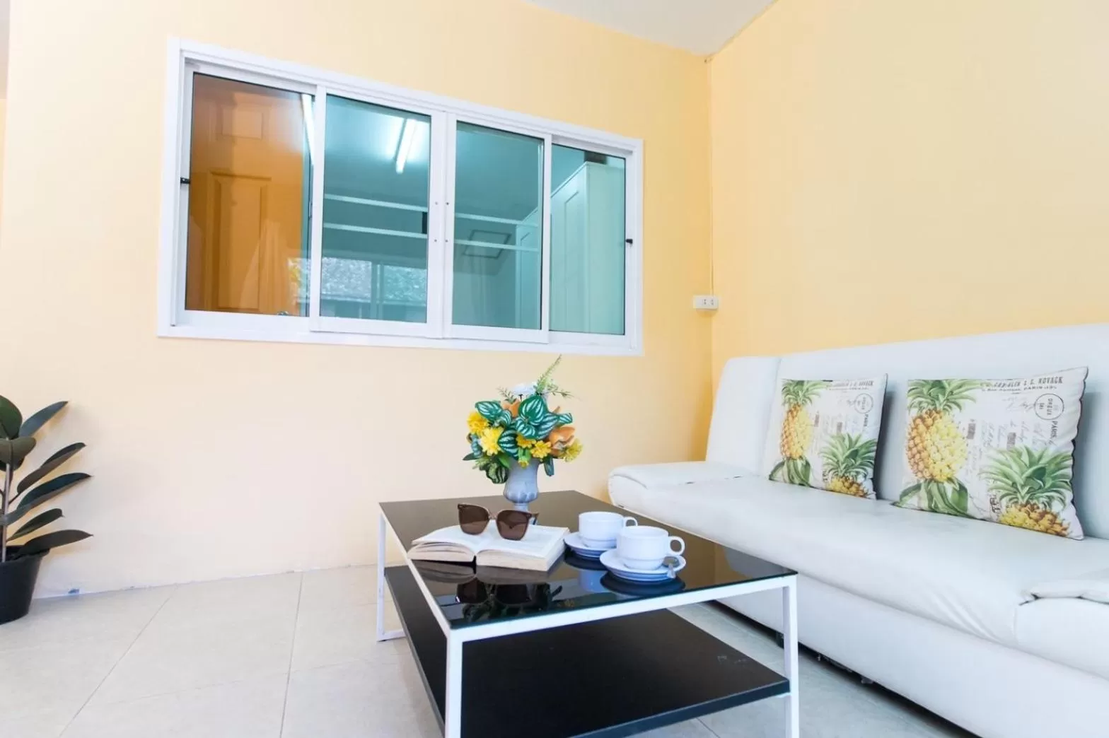 Photo of the whole room, Seating Area in MANDARIN LODGE by victor