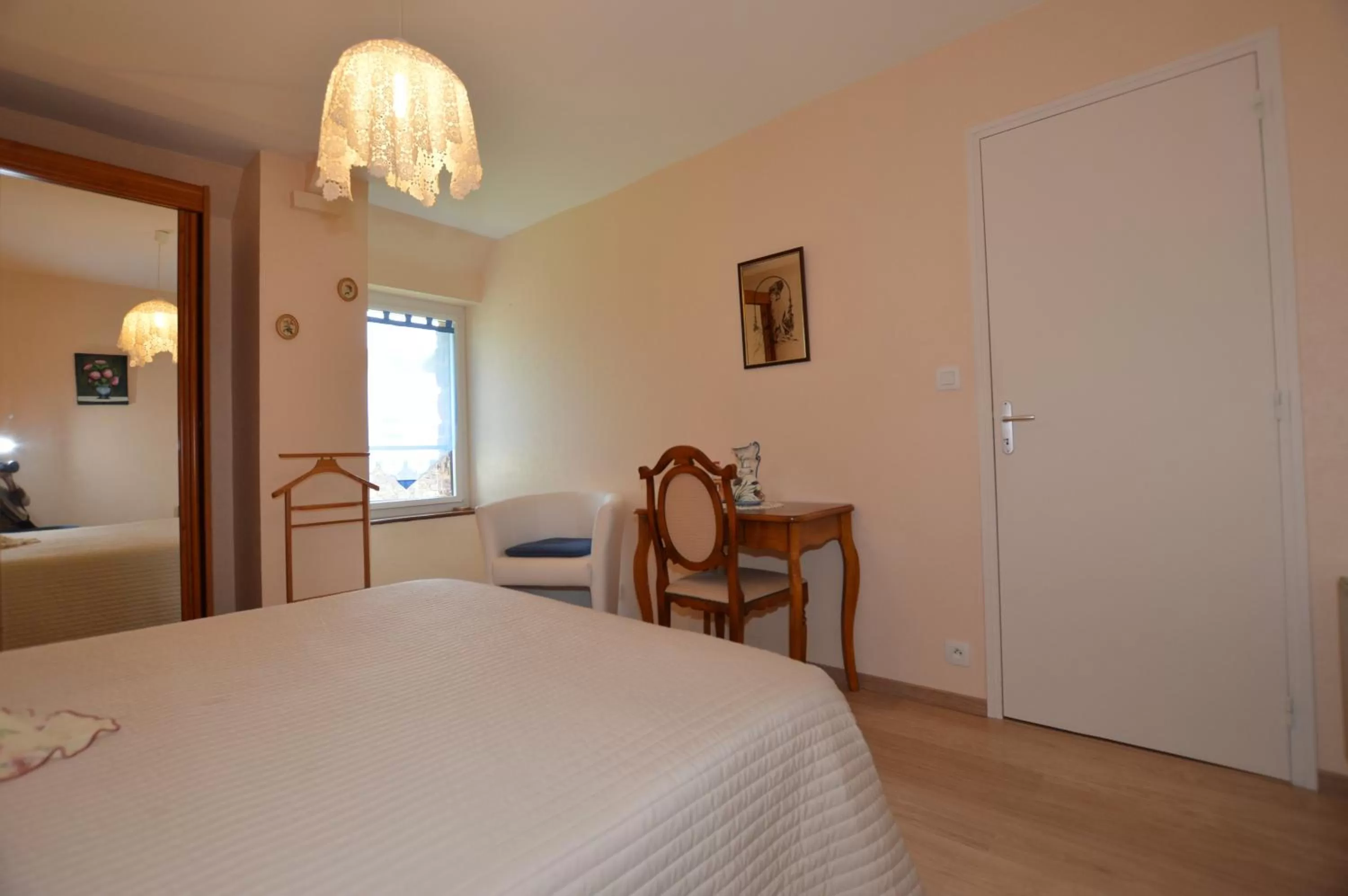 Photo of the whole room in Chambres d'hôtes La Fontaine Garel