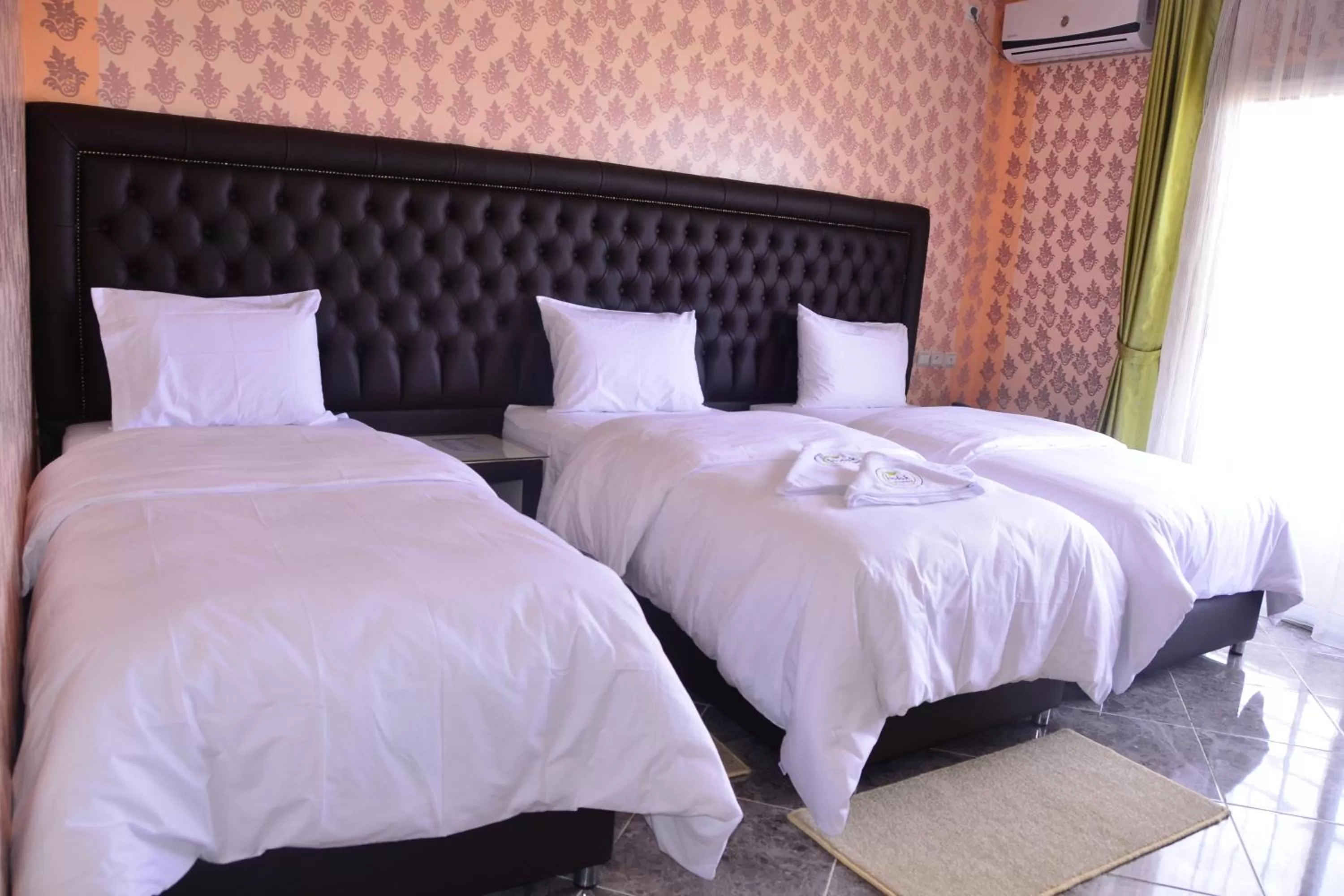 Bed in Hôtel Hadaik Ain Asserdoune