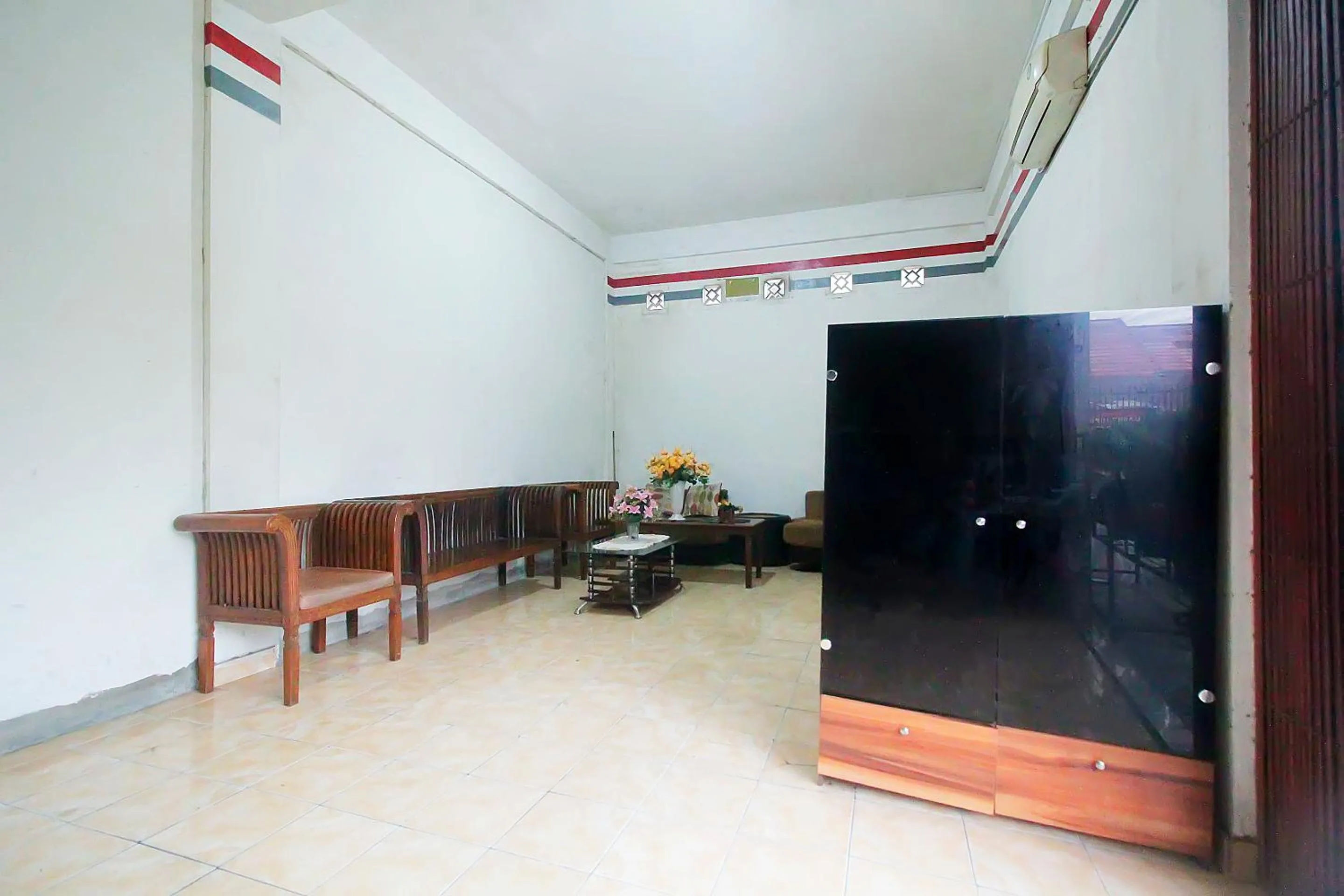 Seating area in Hotel O Jasmine Kost Syariah