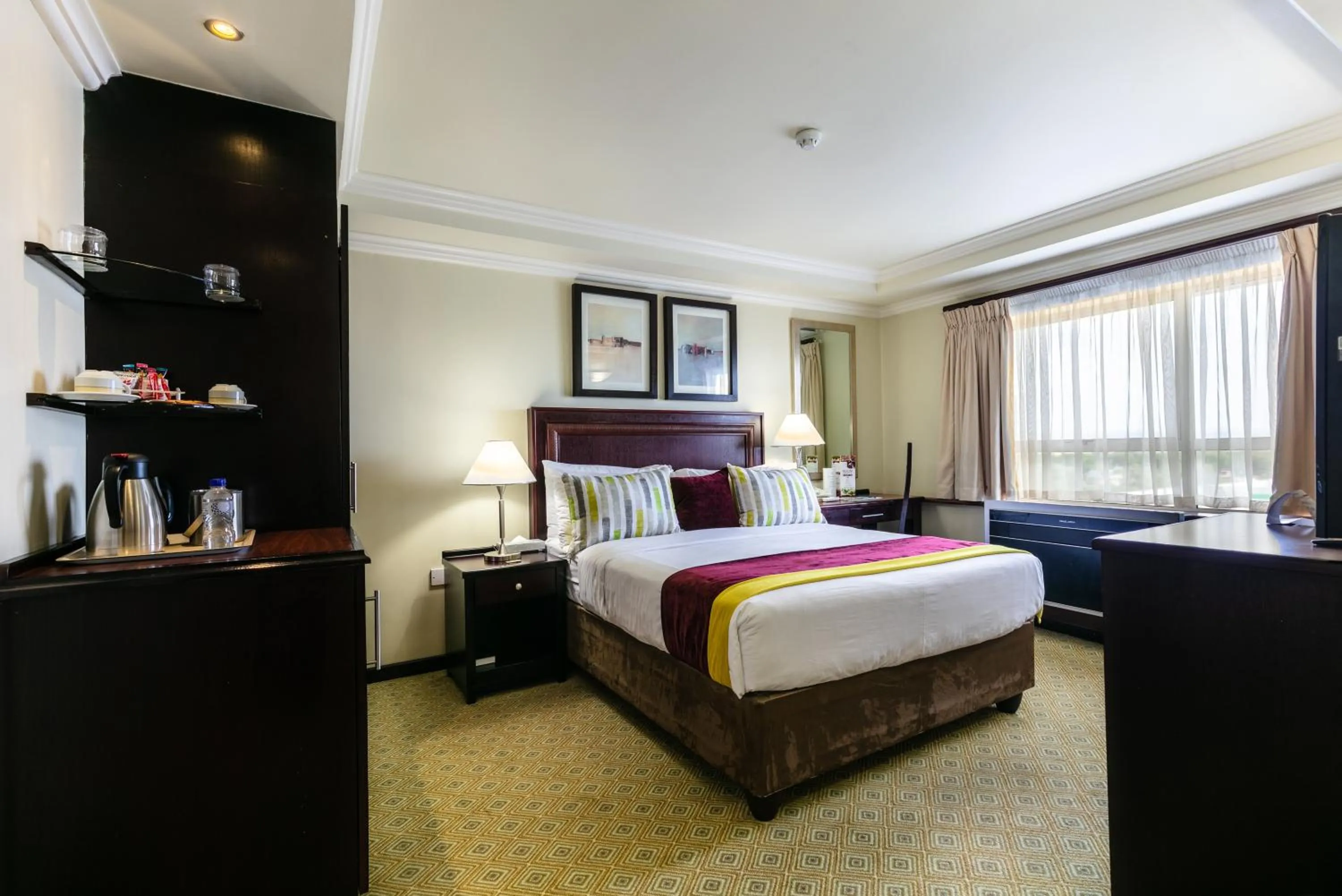 Coffee/tea facilities, Bed in Cresta President Hotel