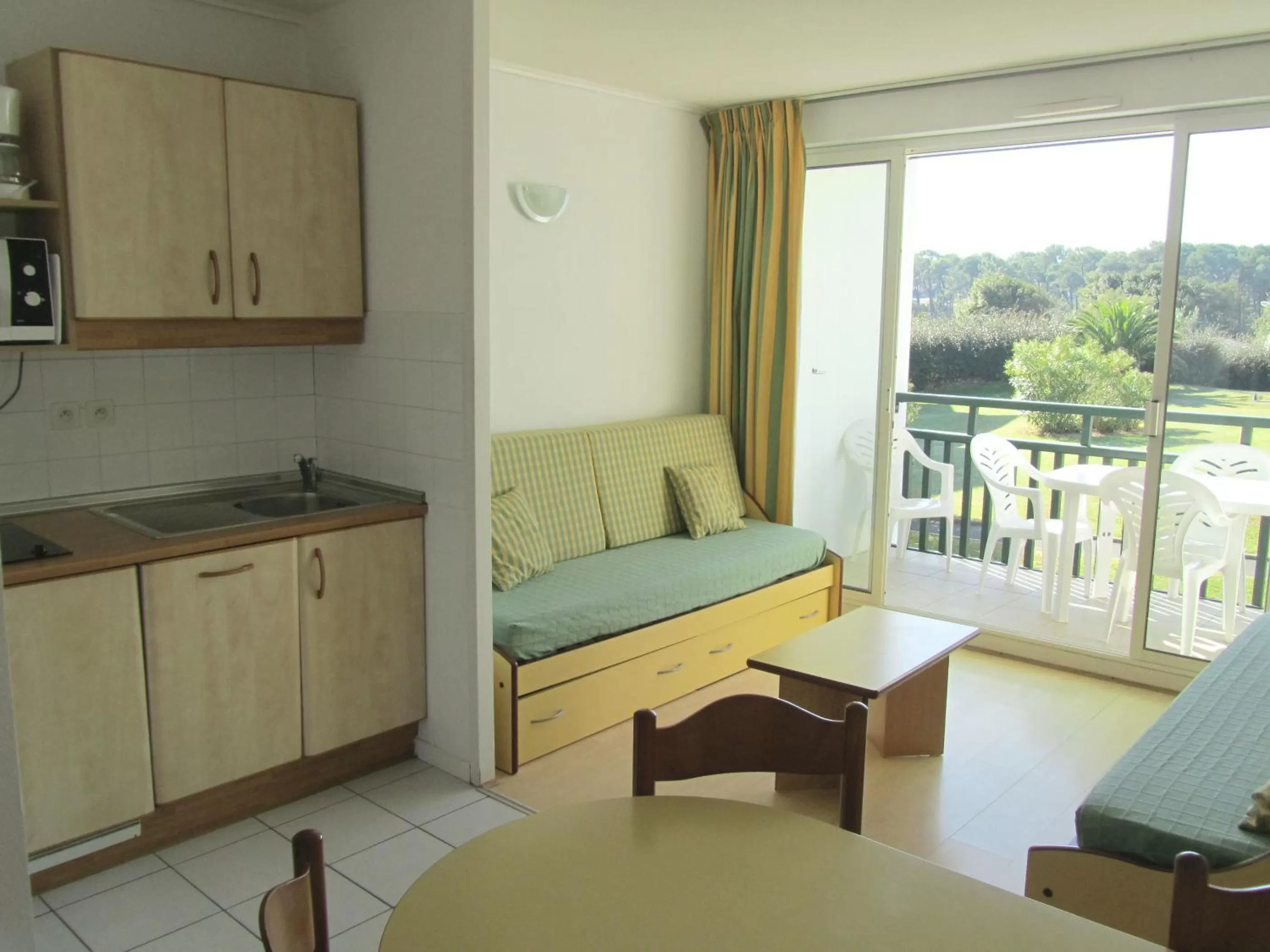 Kitchen or kitchenette in Résidence Mer & Golf Ilbarritz