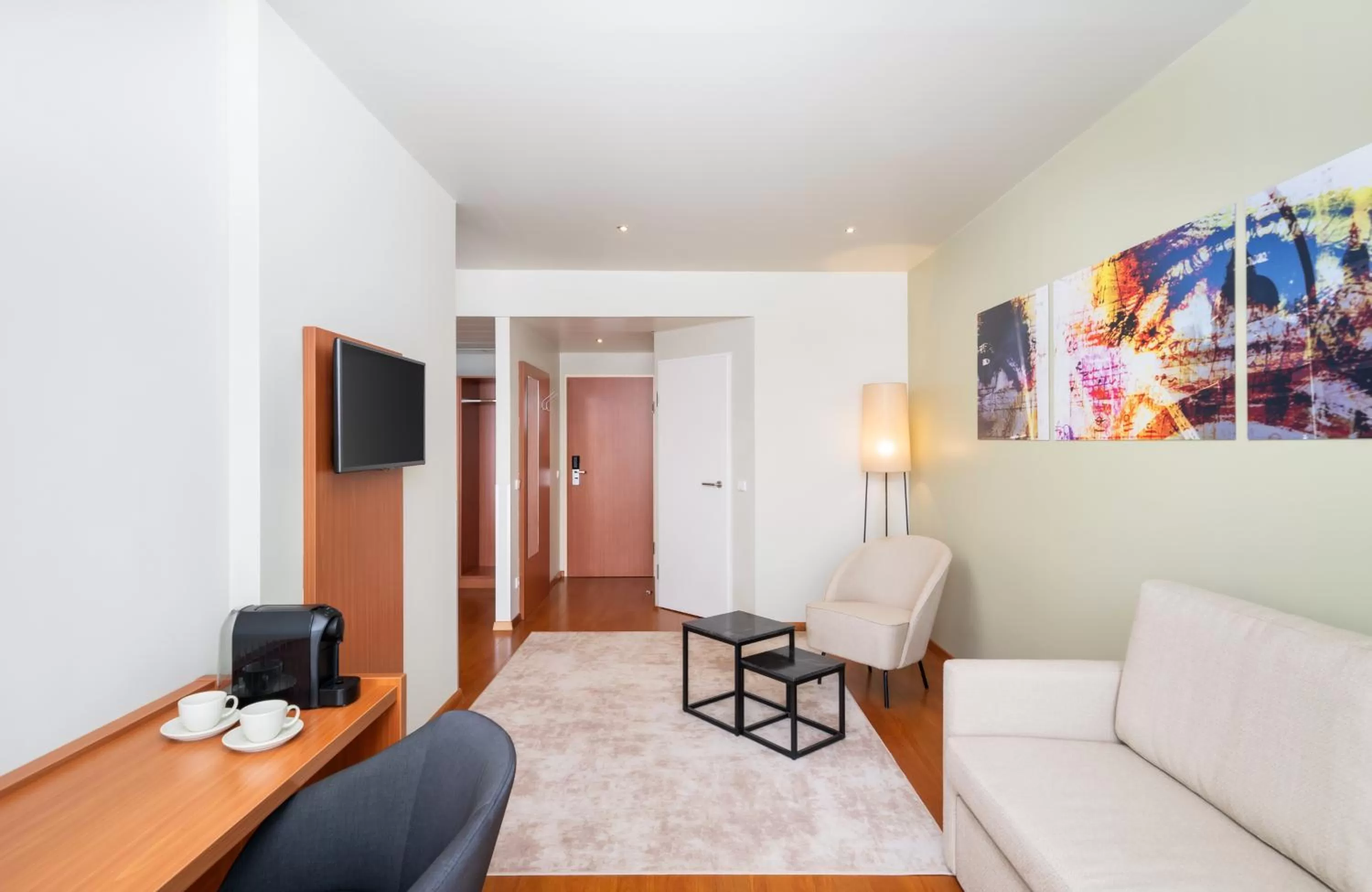 TV and multimedia in Leonardo Hotel Salzburg Airport